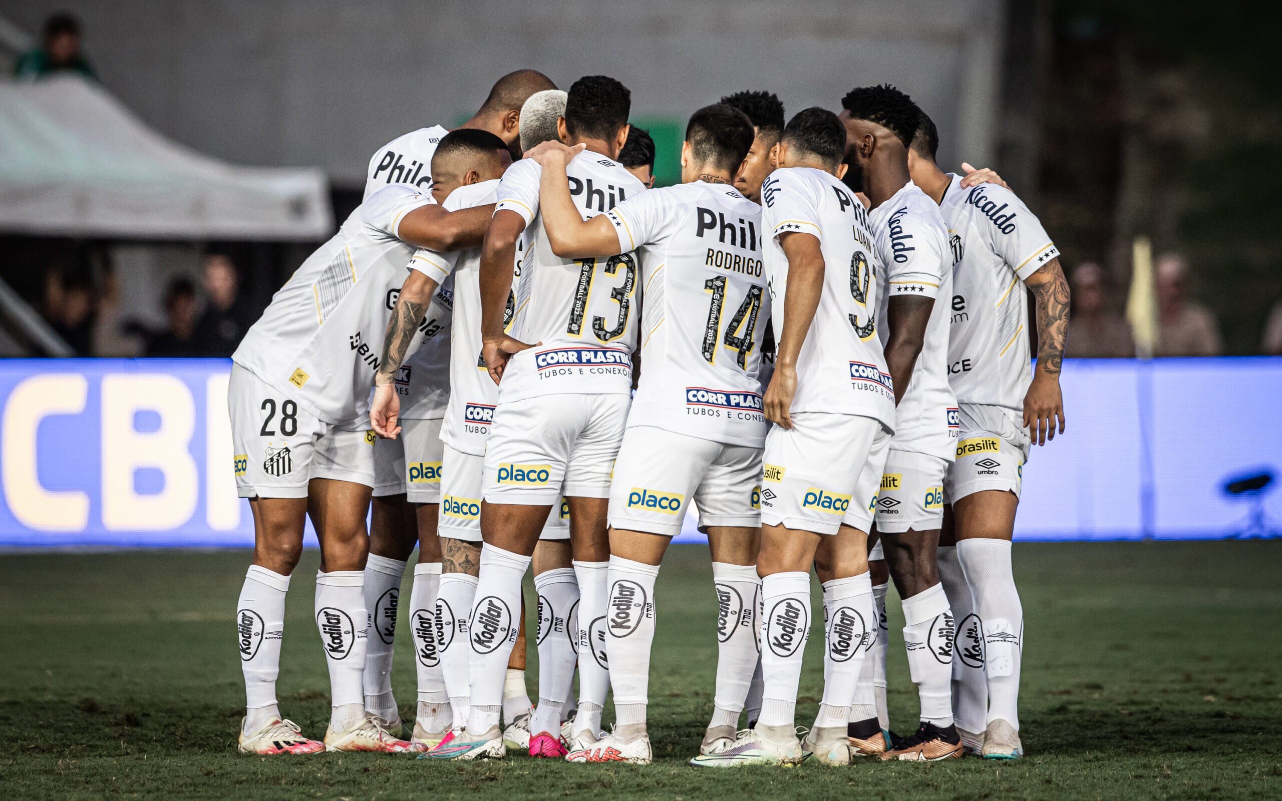 São Paulo vira sobre o Santos na Vila e avança à final do