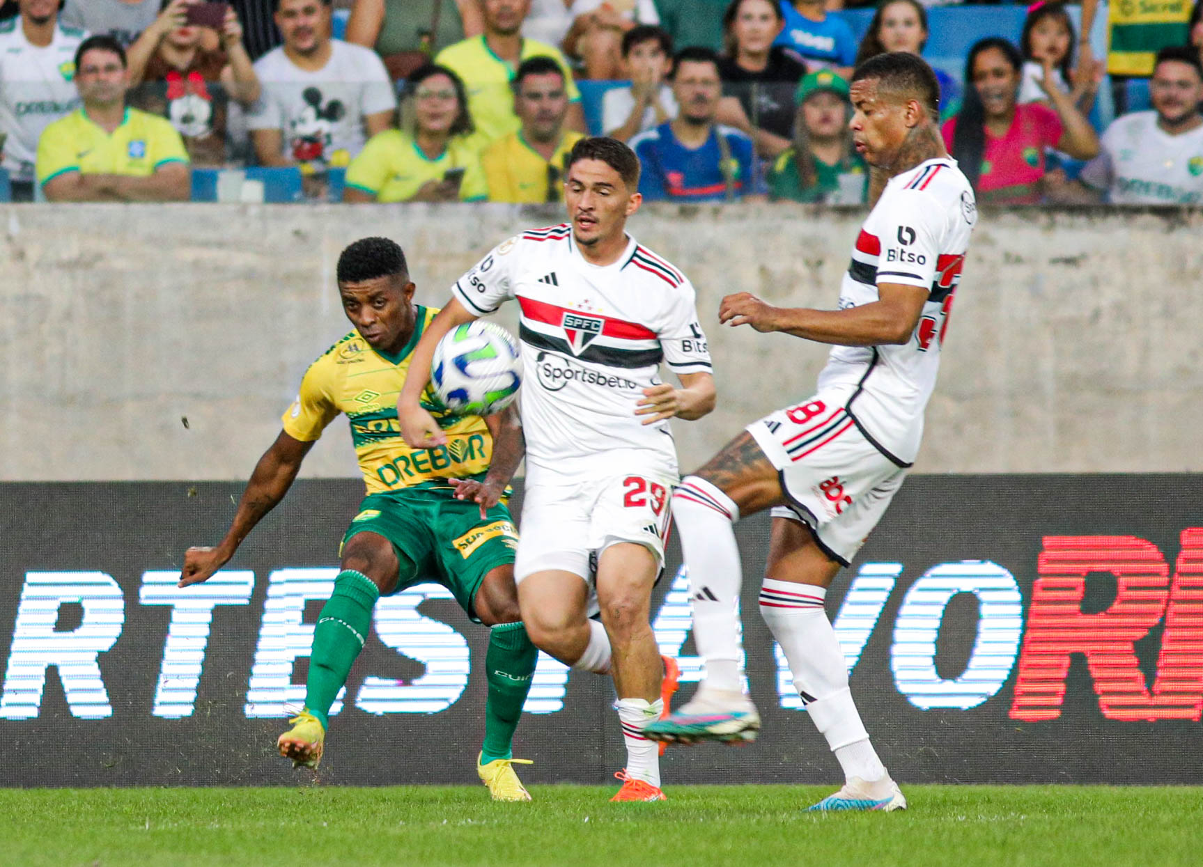 Em jogo de falhas defensivas e dois pênaltis, Flamengo perde para