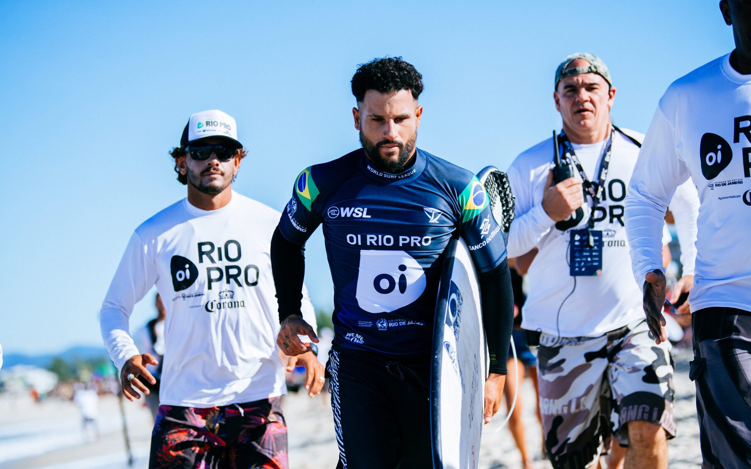 Salvos pelas pranchas de surf: quatro amigos ficaram 36 horas à deriva no  mar da Indónesia – Observador