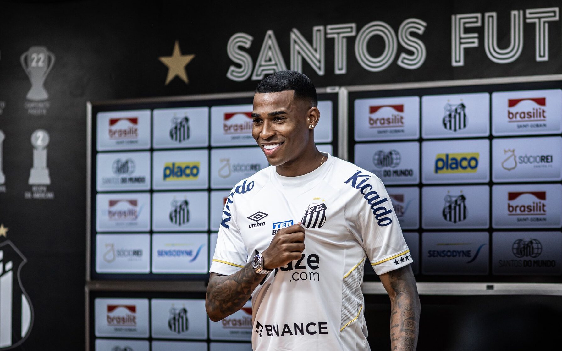 Perto de emprestar Lucas Pires, Santos enfrenta dificuldade para reduzir  elenco, santos