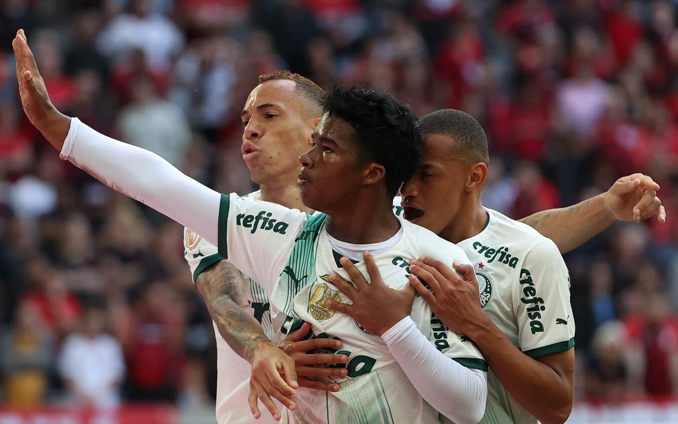 Auxiliar de Abel protesta contra arbitragem em Palmeiras x Corinthians - SBT