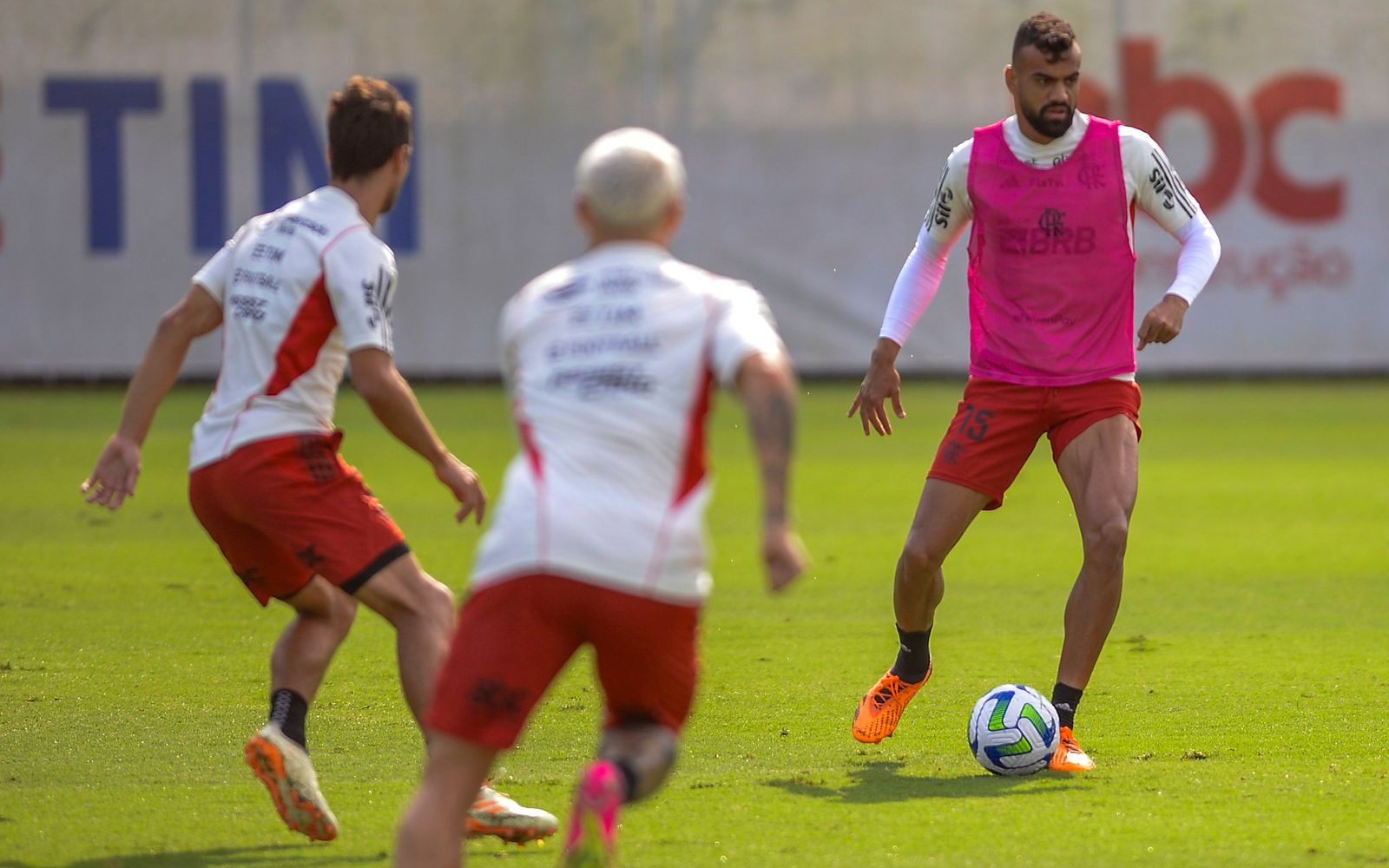 Volta de Pedro aos treinos do Flamengo é marcada por distanciamento de  Sampaoli, flamengo