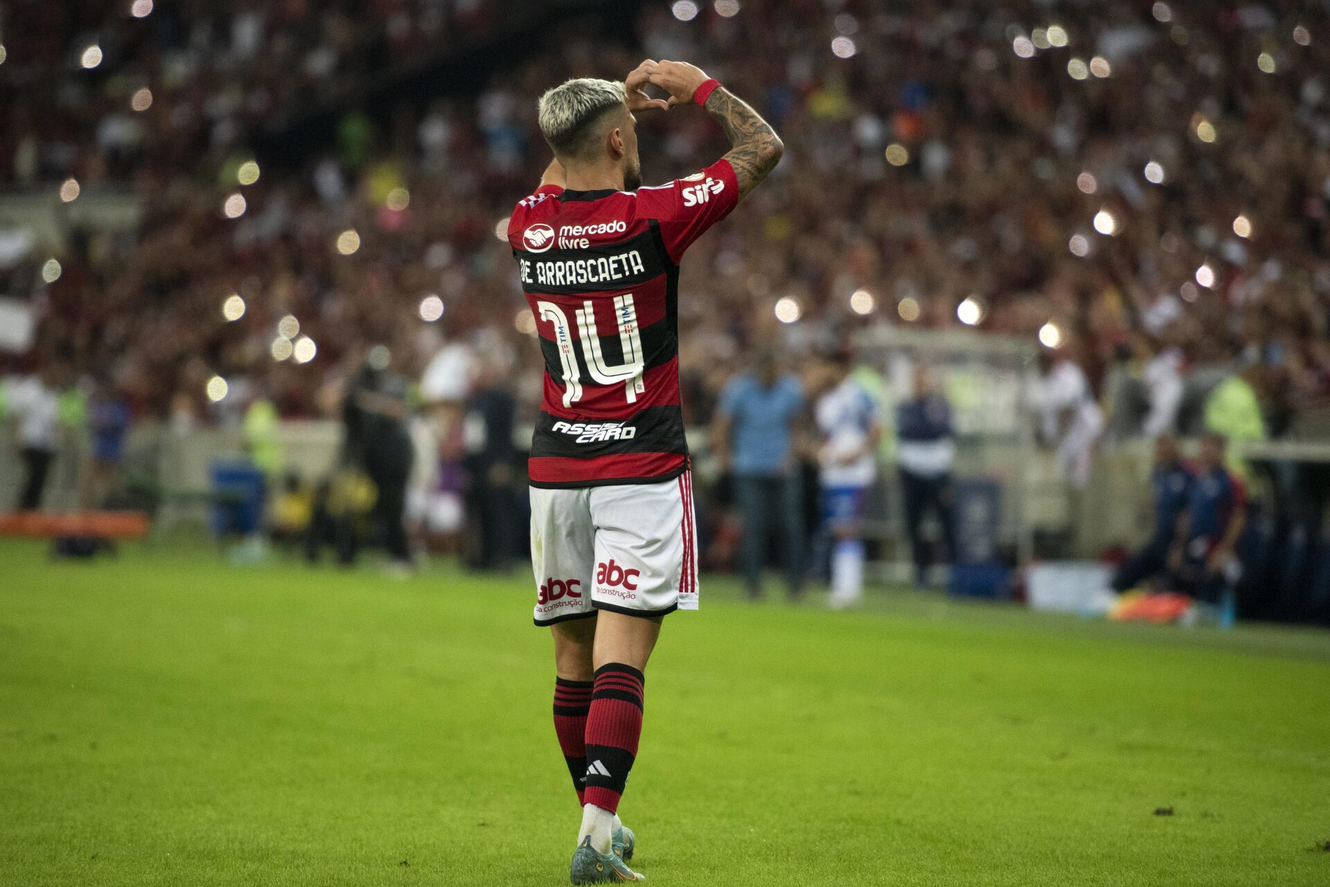 Arrascaeta brilha em vitória do Flamengo e leva rubro-negros ao