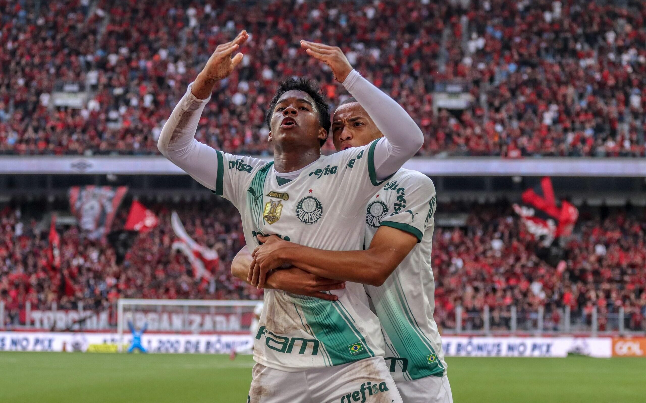 Auxiliar de Abel protesta contra arbitragem em Palmeiras x Corinthians - SBT