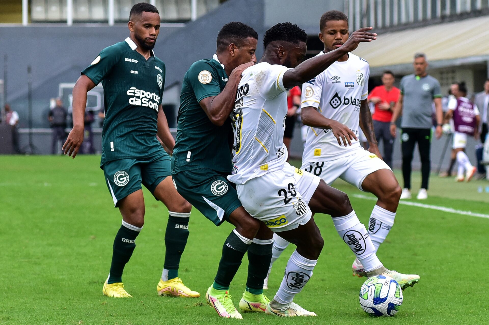 Santos vence Goiás em jogo maluco, encerra jejum e se afasta do Z4