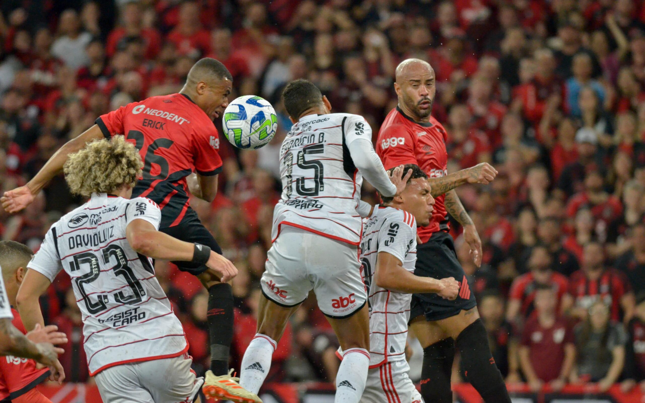 Árbitro de Athletico x Flamengo desprezou o VAR em lance decisivo