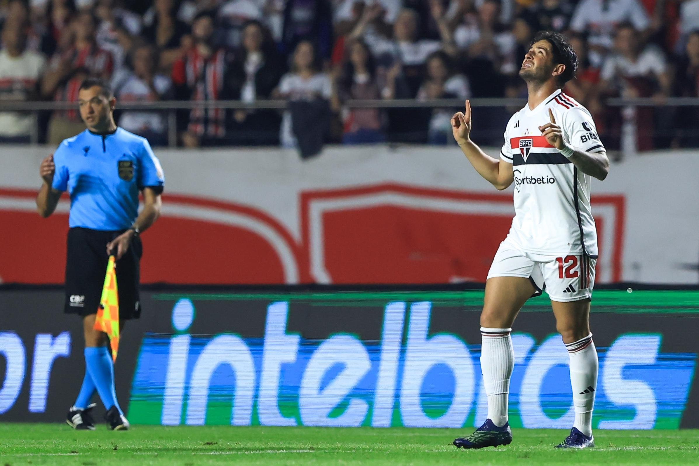 São Paulo vira no tempo normal, vence o Santos nos pênaltis e vai