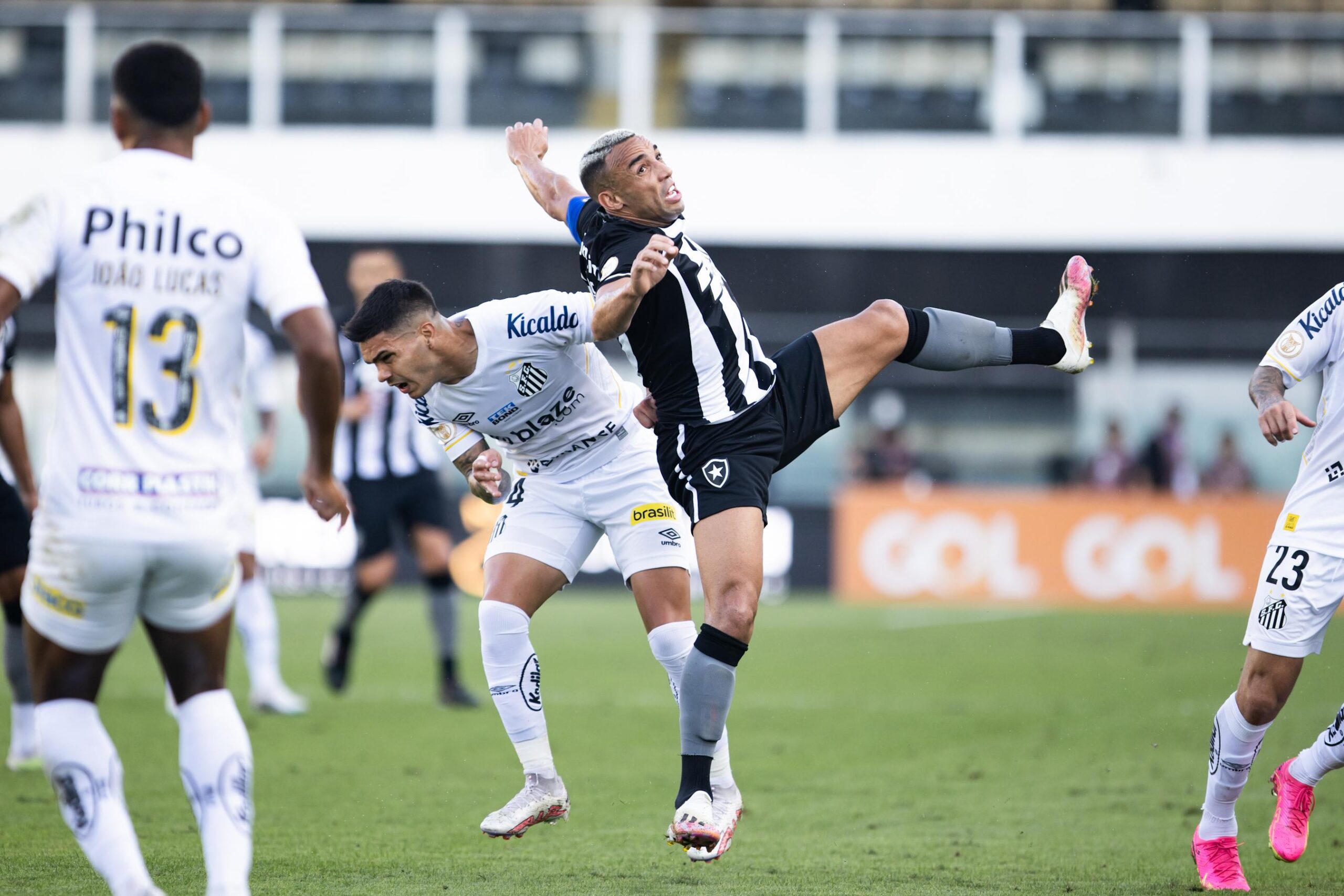 Botafogo busca o empate com o Santos na Vila Belmiro e fica 11