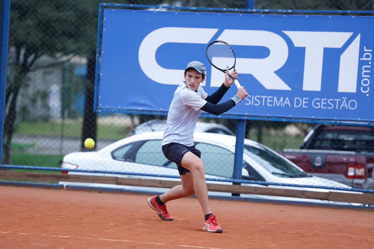 Atleta catarinense e jovem talento de 13 anos vencem na estreia do ADK  Juniors Cup - 14ª Copa Santa Catarina de Tênis - em Itajaí (SC)