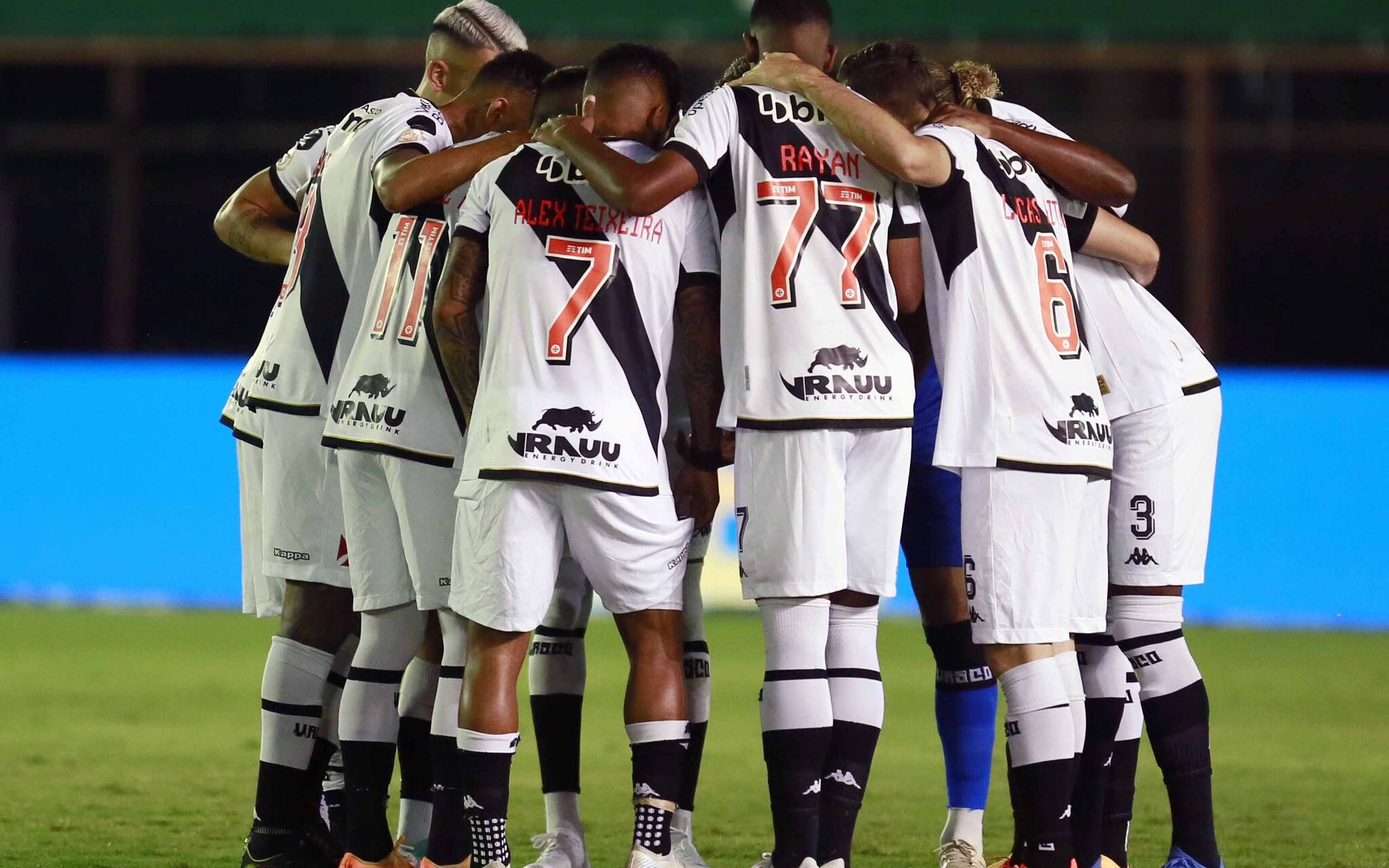 STJD aplica multa e proíbe torcida em 4 jogos do Vasco em São Januário