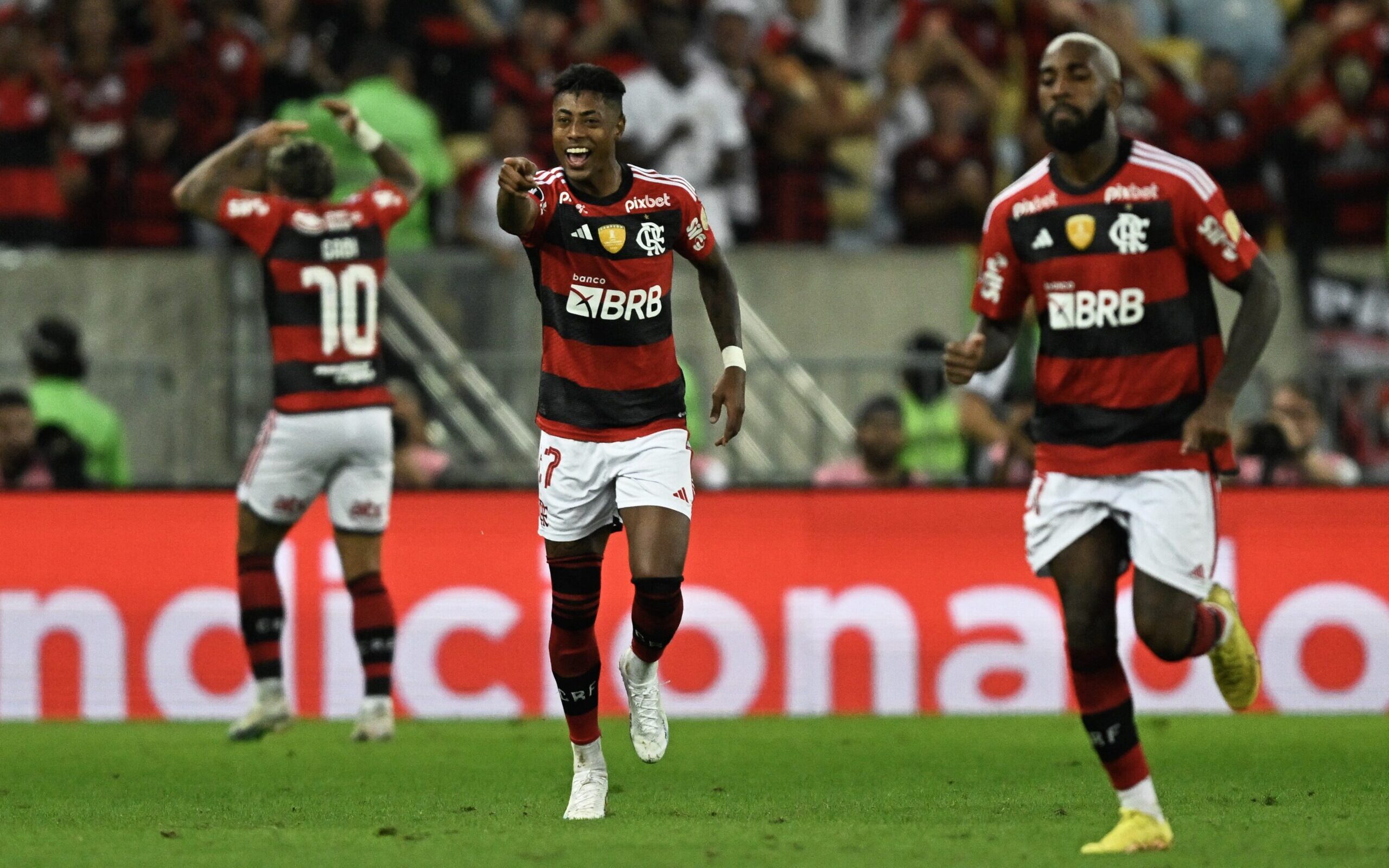 Flamengo supera retranca, vence o Olimpia e garante vantagem por