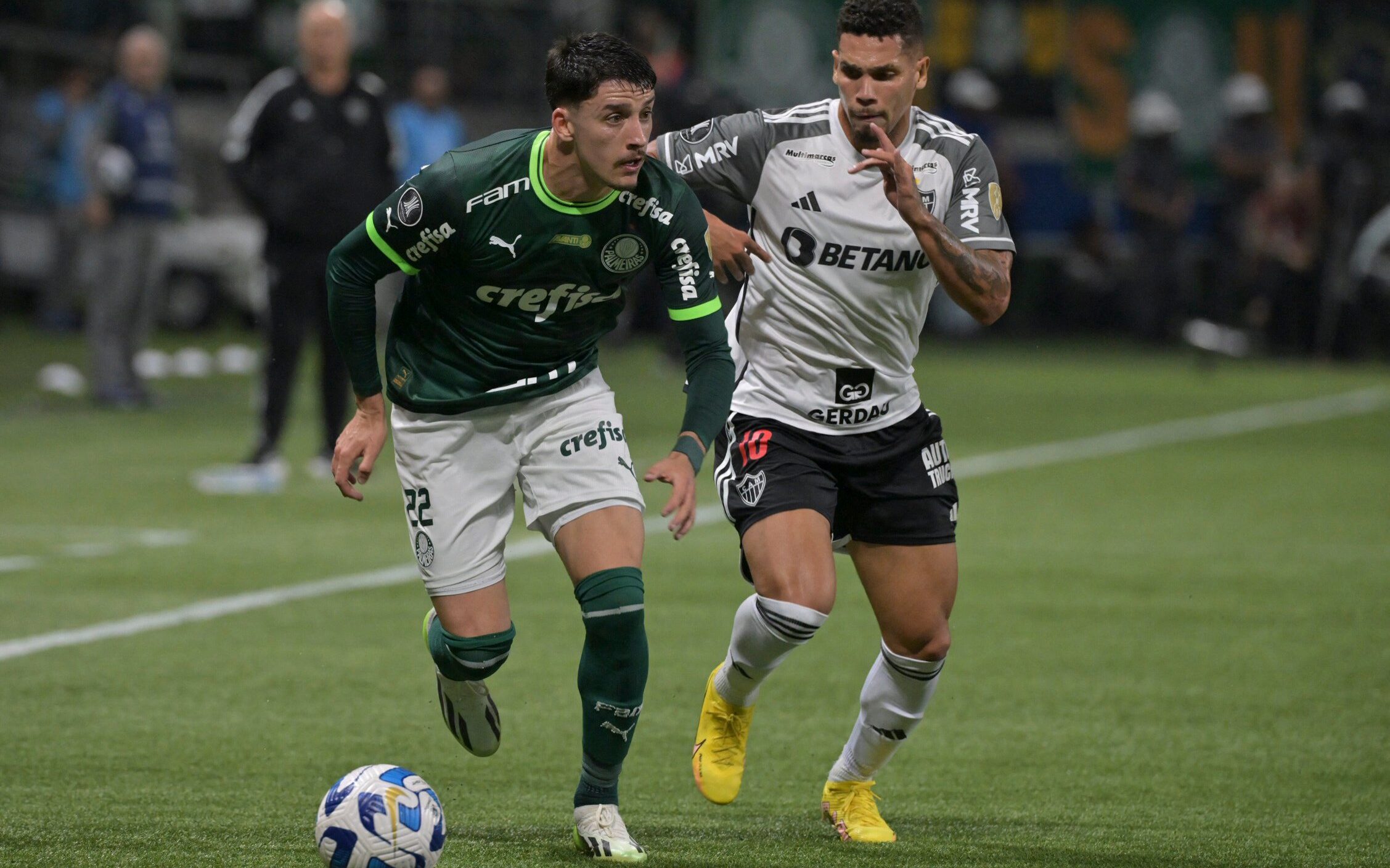 Palmeiras empata a jogar com menos um, Flamengo e Atlético Mineiro