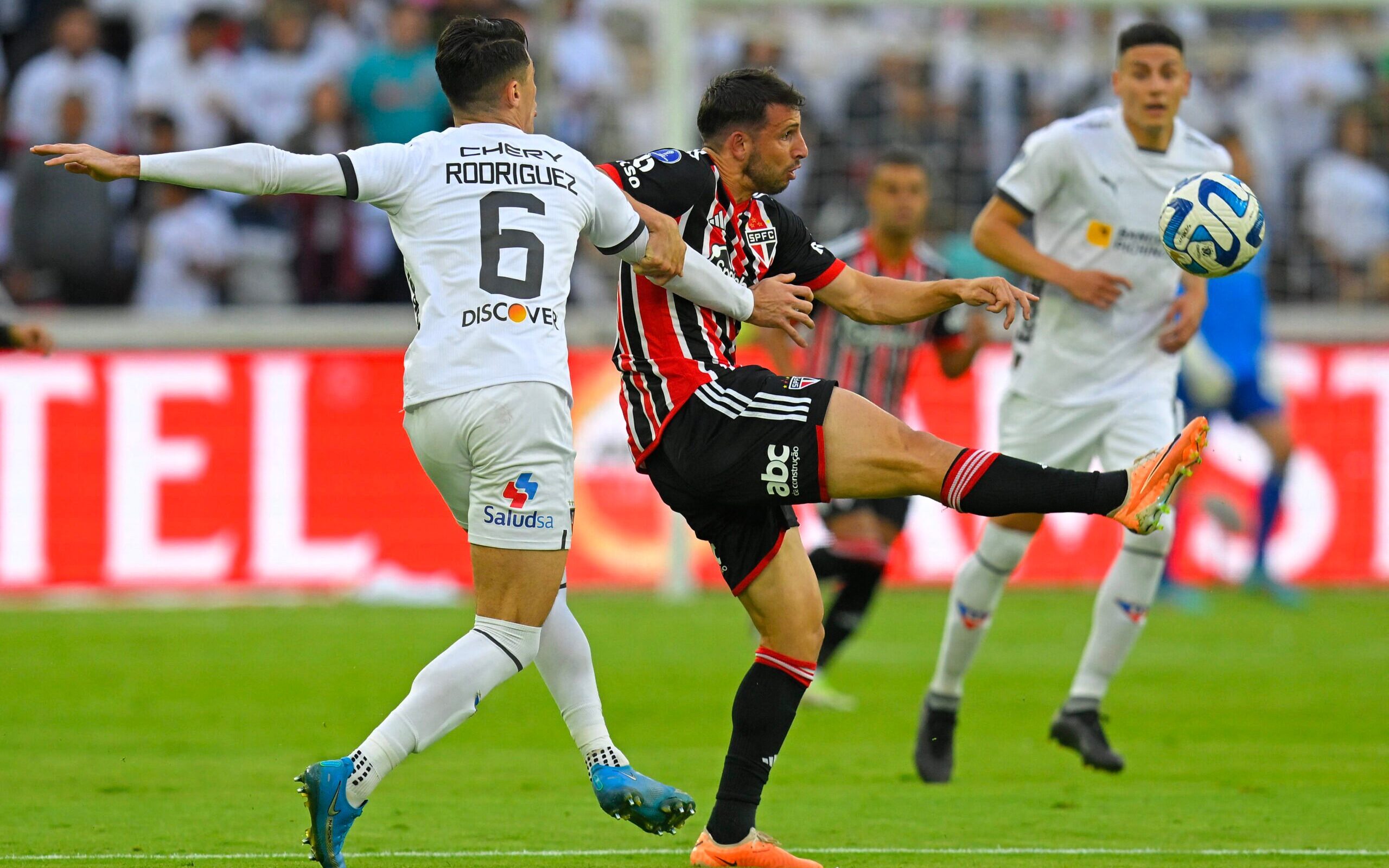 Beraldo deixa jogo contra a LDU chorando e preocupa o São Paulo