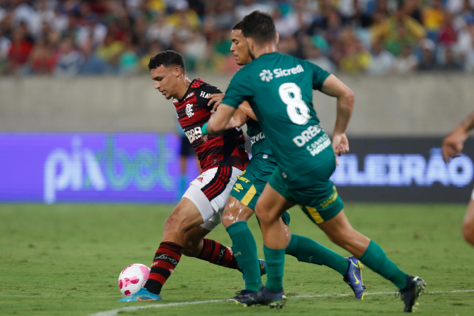 Focados no Brasileirão, Corinthians e Flamengo medem forças em