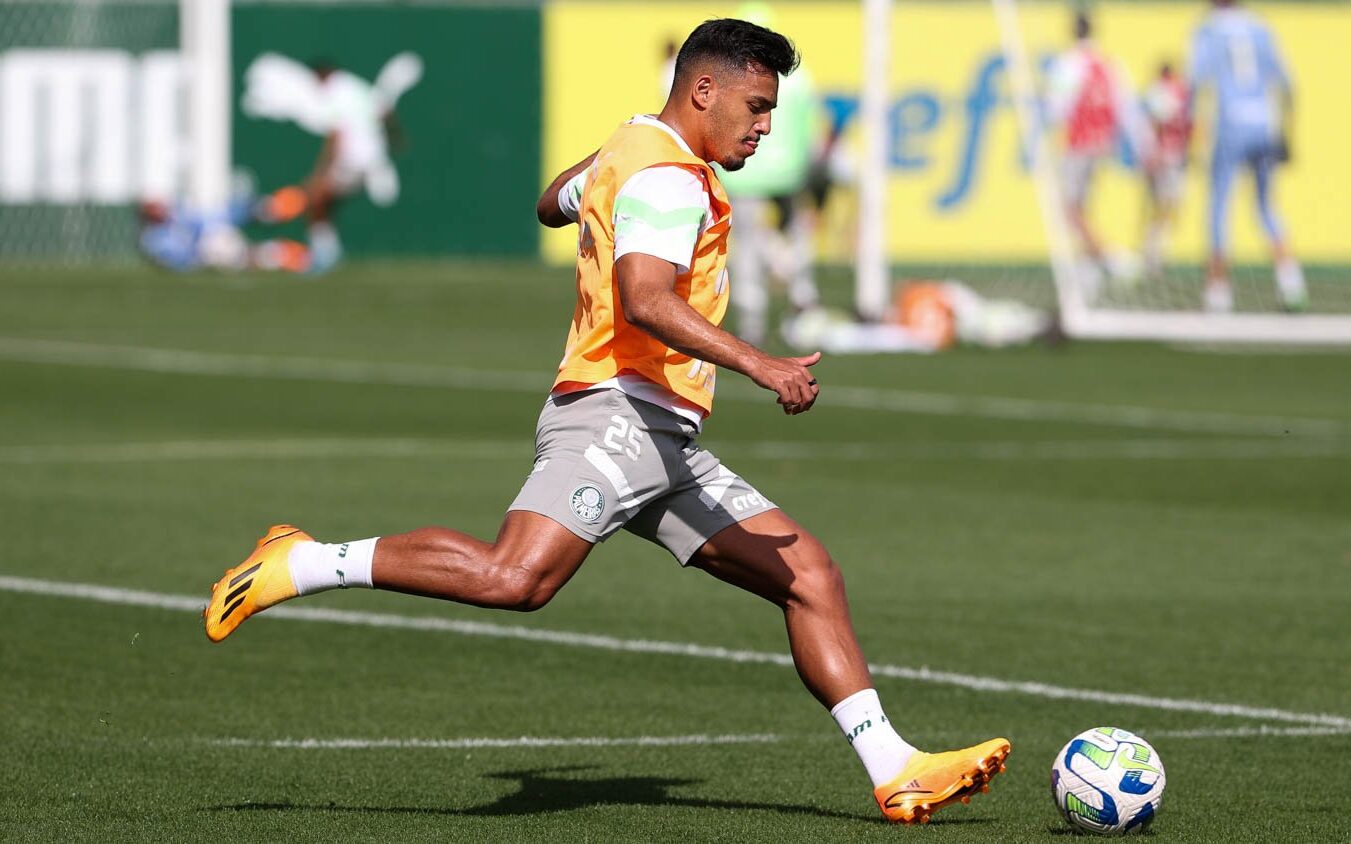 Em retomada física e técnica, Palmeiras repete escalação do time titular  após três meses - Lance!