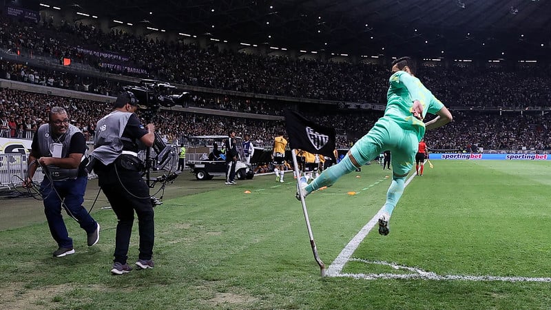 G1 - Jogador erra chute e destrói bandeirinha ao cobrar escanteio