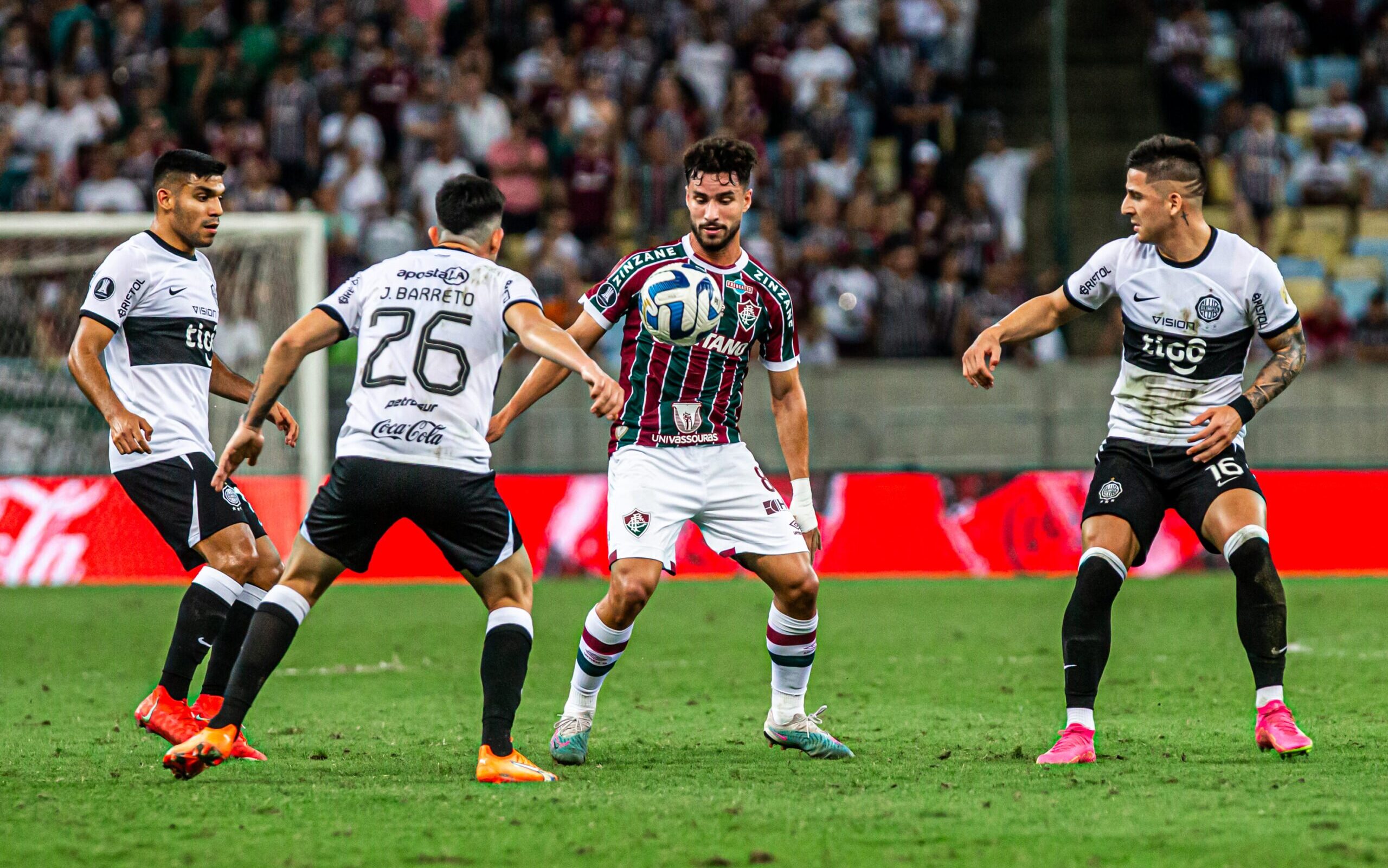 Fluminense toma gol no fim e fica no empate contra o Athletico-PR