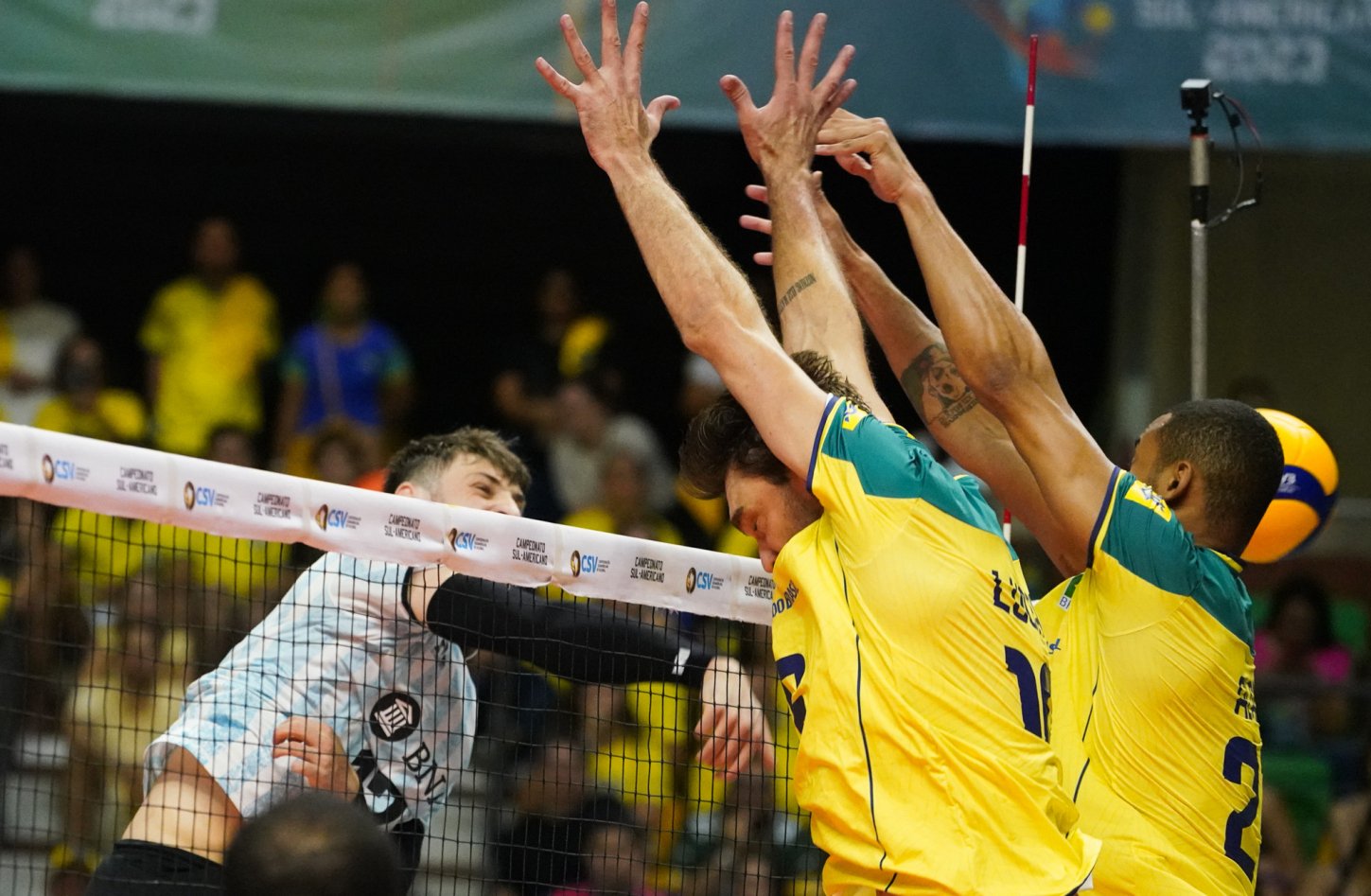 Seleção masculina de vôlei perde para russos e vai disputar o