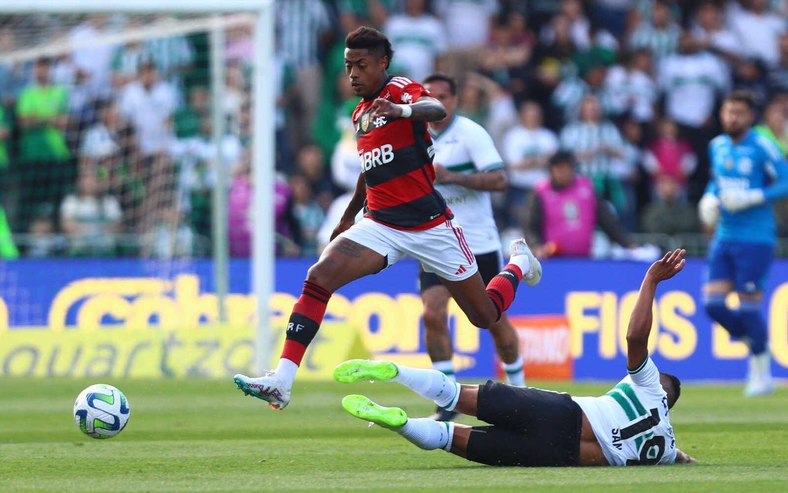 Flamengo volta a jogar bem, bate o Coritiba e dorme líder