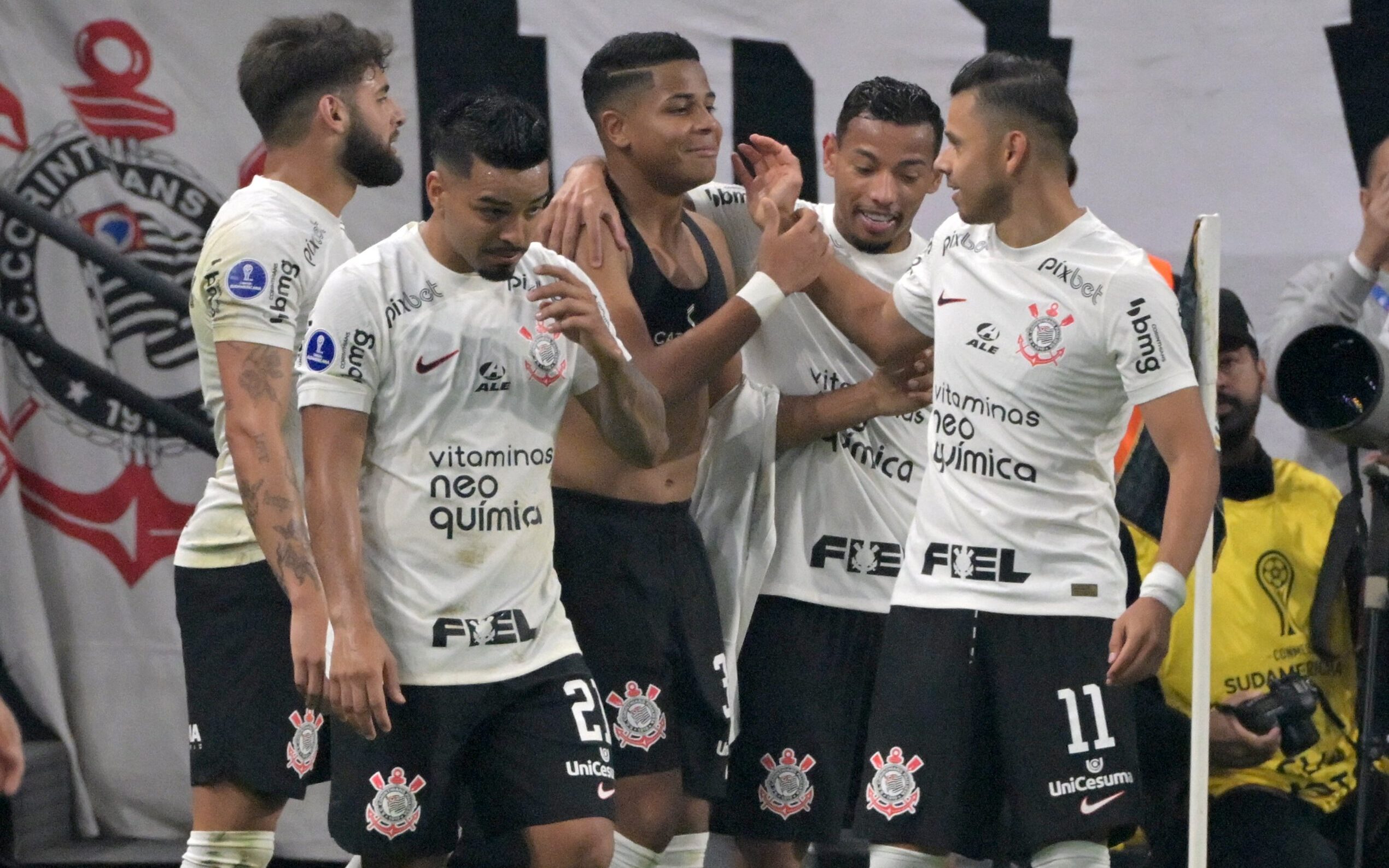 Com 'dedo de Luxa', Corinthians avança por renovação com Wesley