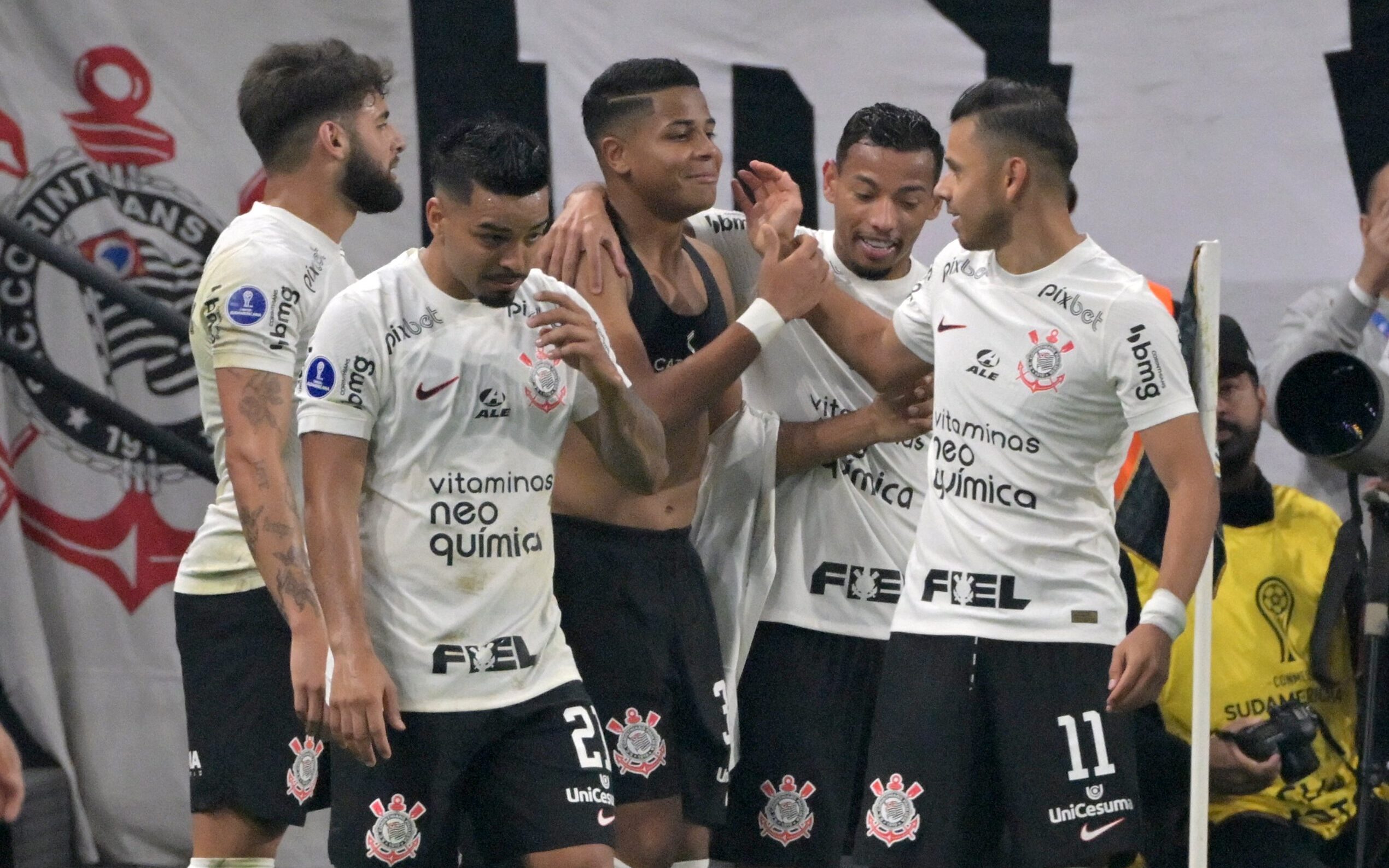 Corinthians planeja renovação de contrato com o atacante Wesley, decisivo  na vitória sobre o Newell's