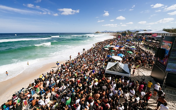 Salvos pelas pranchas de surf: quatro amigos ficaram 36 horas à deriva no  mar da Indónesia – Observador