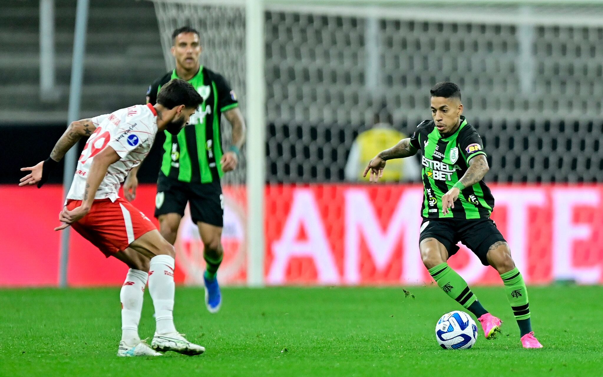 Corinthians para no goleiro do América-MG, falha na defesa e é