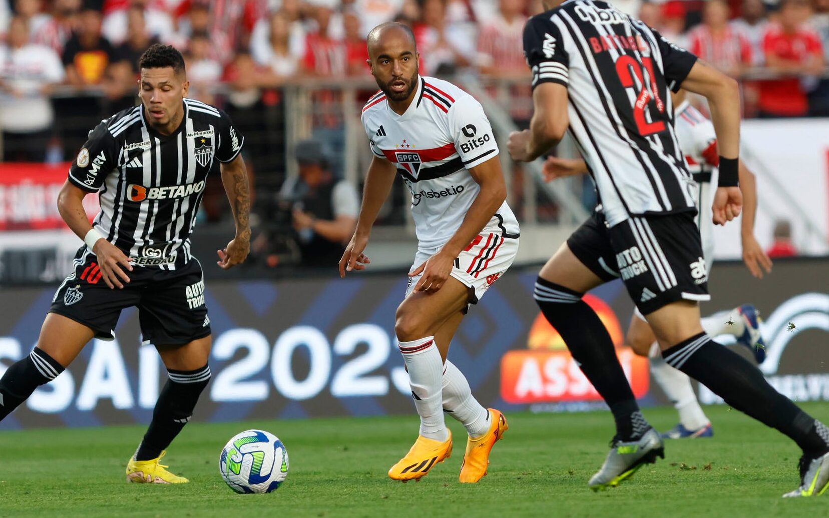 Capita vê pênalti para o São Paulo em bola no braço. Assista por