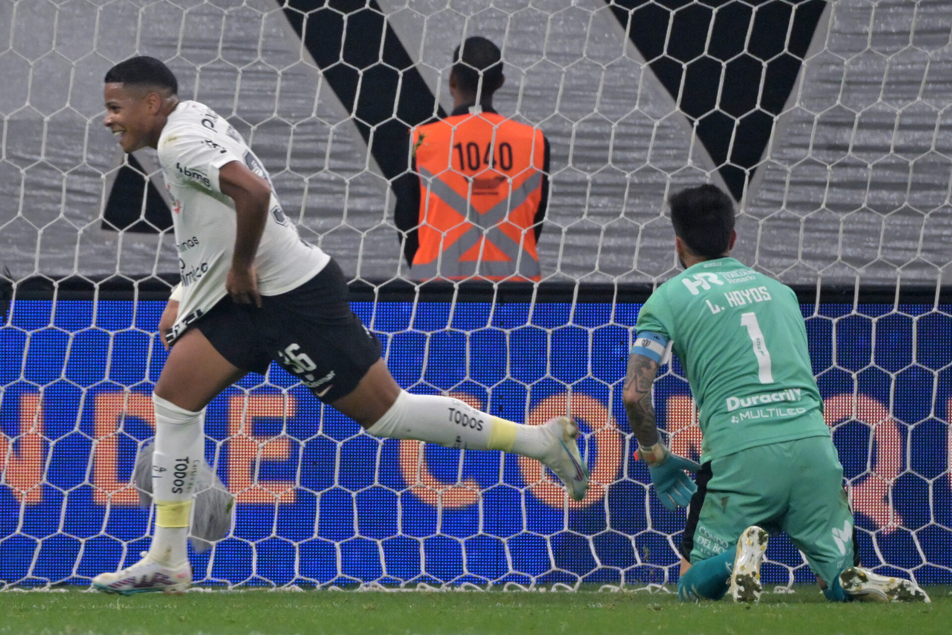 Wesley recém fez o primeiro gol como profissional e já deve ganhar presente  do Corinthians