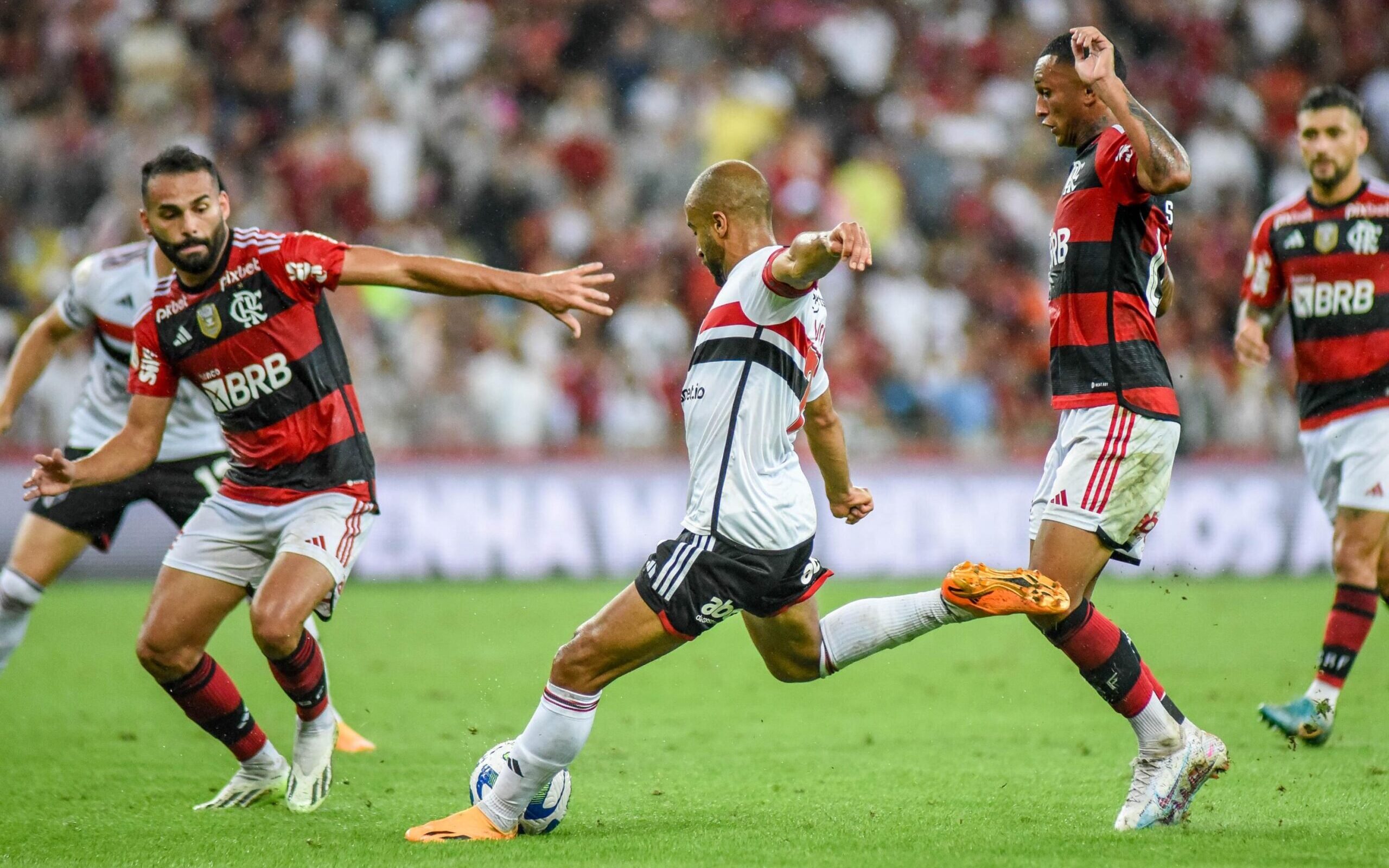 Independiente lança camisa em homenagem aos títulos sobre o Flamengo no  Maracanã – LANCE!