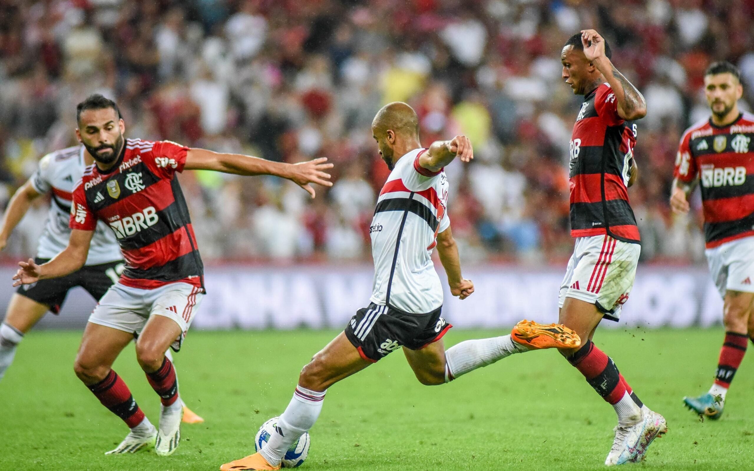 Jornalista questiona análise do VAR em pênalti para o Flamengo contra o São  Paulo - Lance!