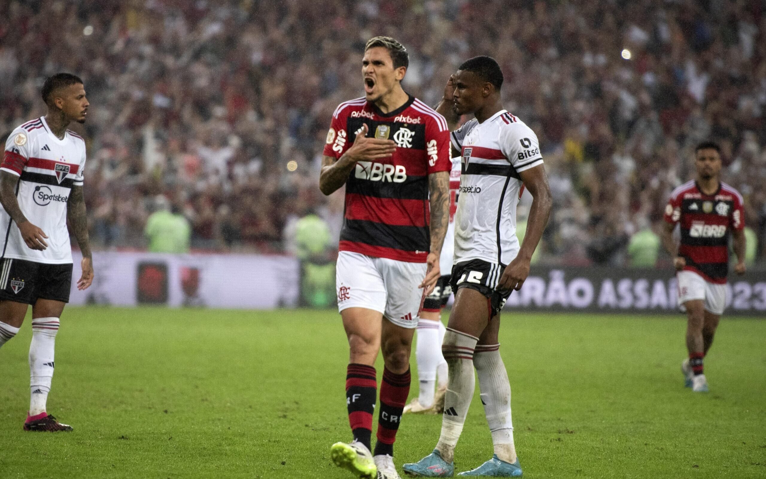 Corinthians sai atrás, mas arranca empate contra o Flamengo em