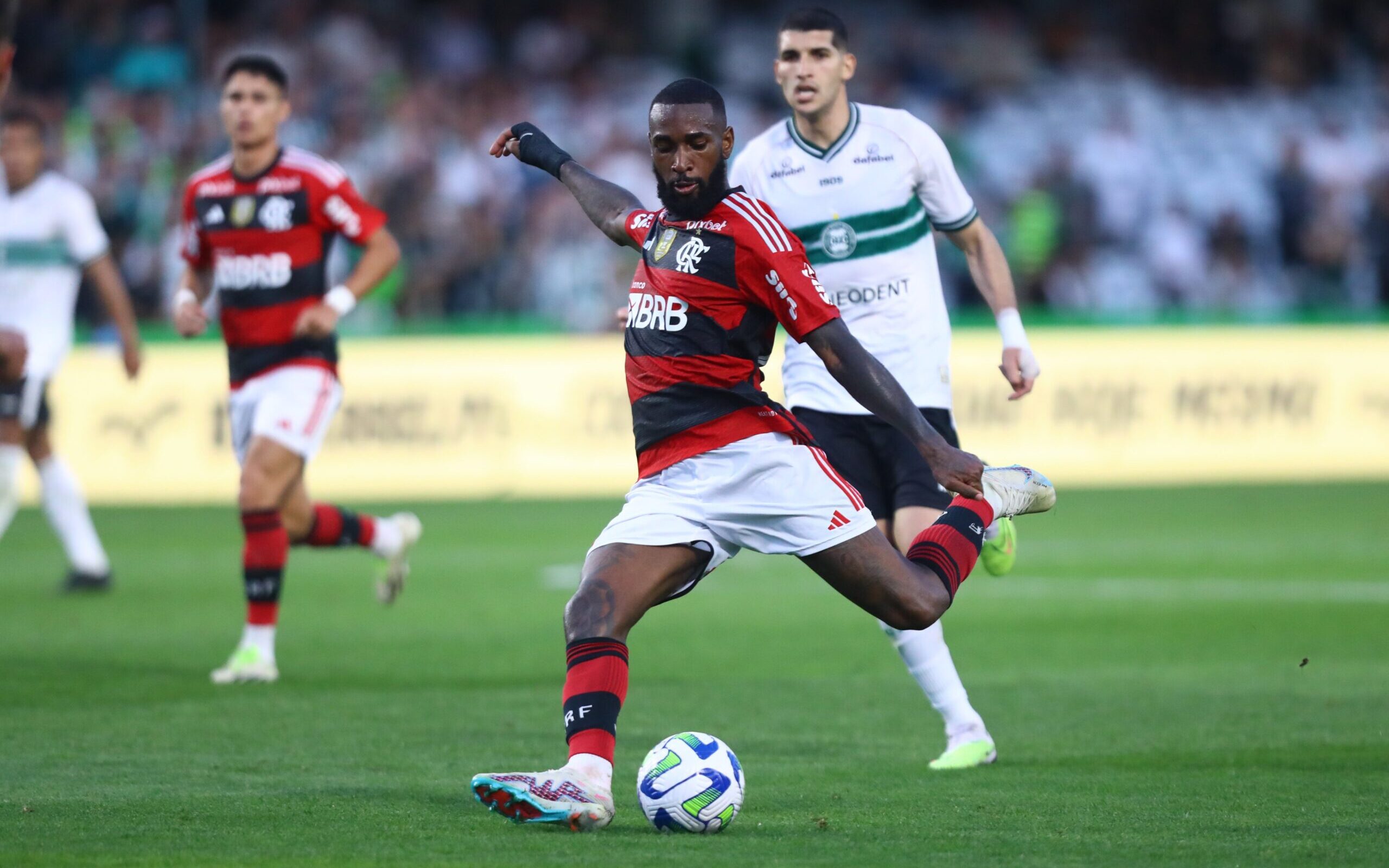 Flamengo volta a jogar bem, bate o Coritiba e dorme líder