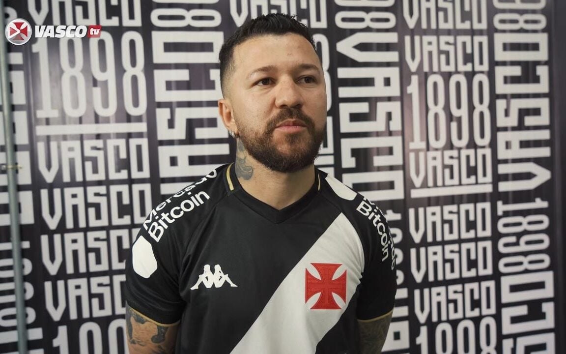 De volta ao Vasco, Rossi exalta felicidade e se declara: 'Clube que amo