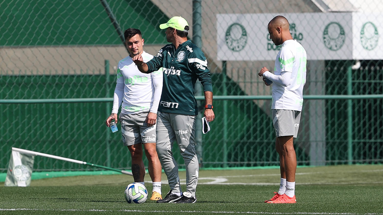 Em retomada física e técnica, Palmeiras repete escalação do time titular  após três meses - Lance!