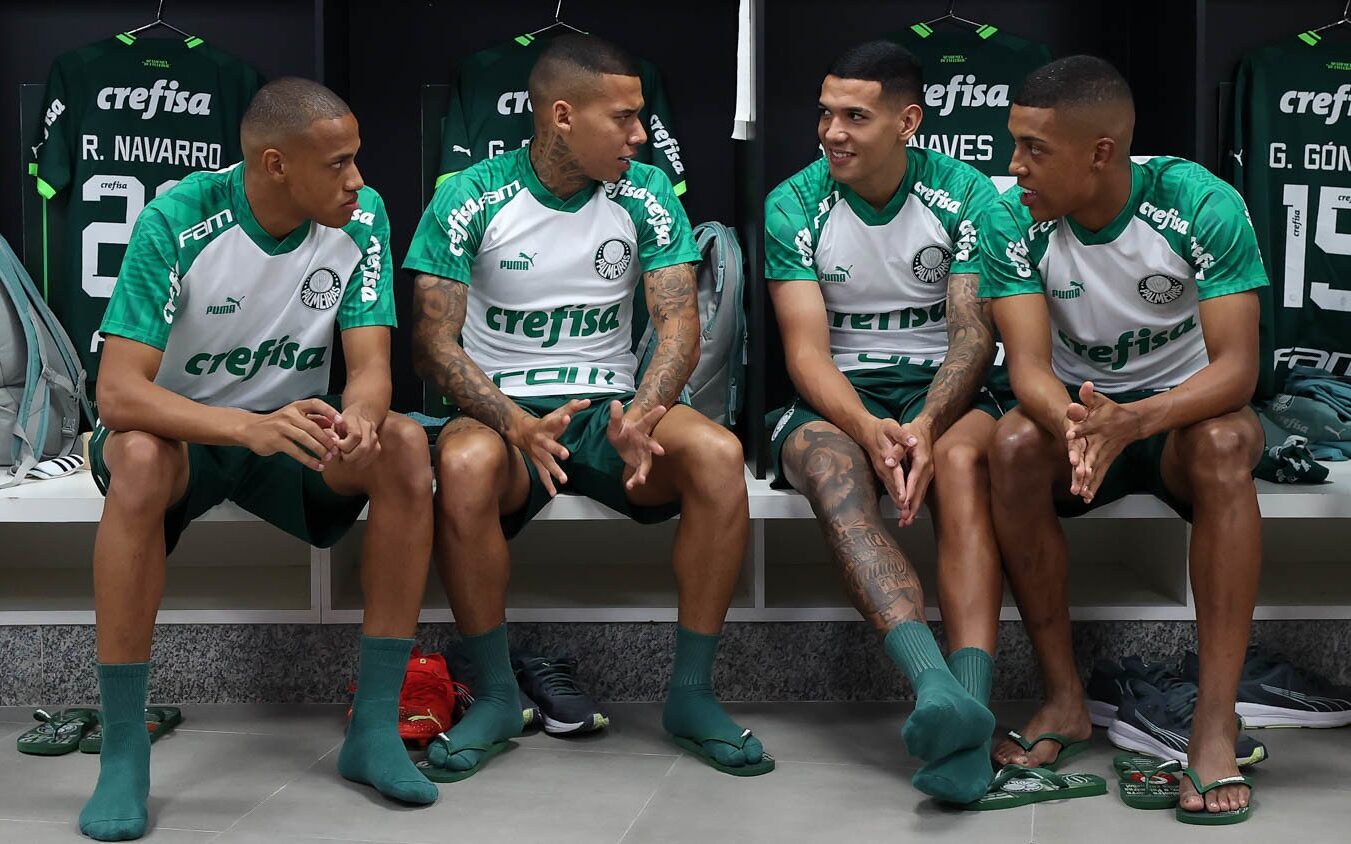 Em retomada física e técnica, Palmeiras repete escalação do time titular  após três meses - Lance!