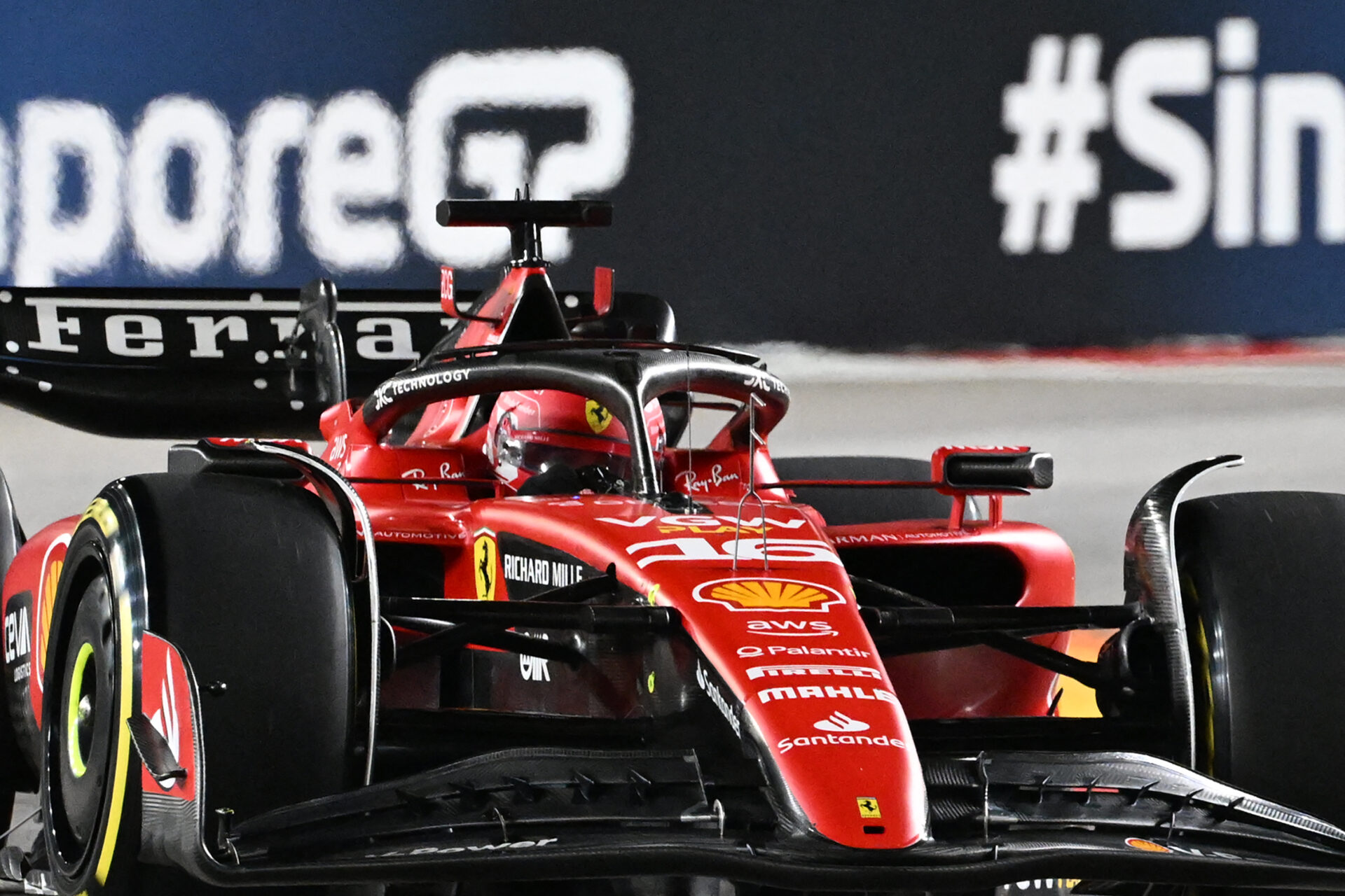 F1: Leclerc lidera primeiro treino com 1-2 da Ferrari em Singapura