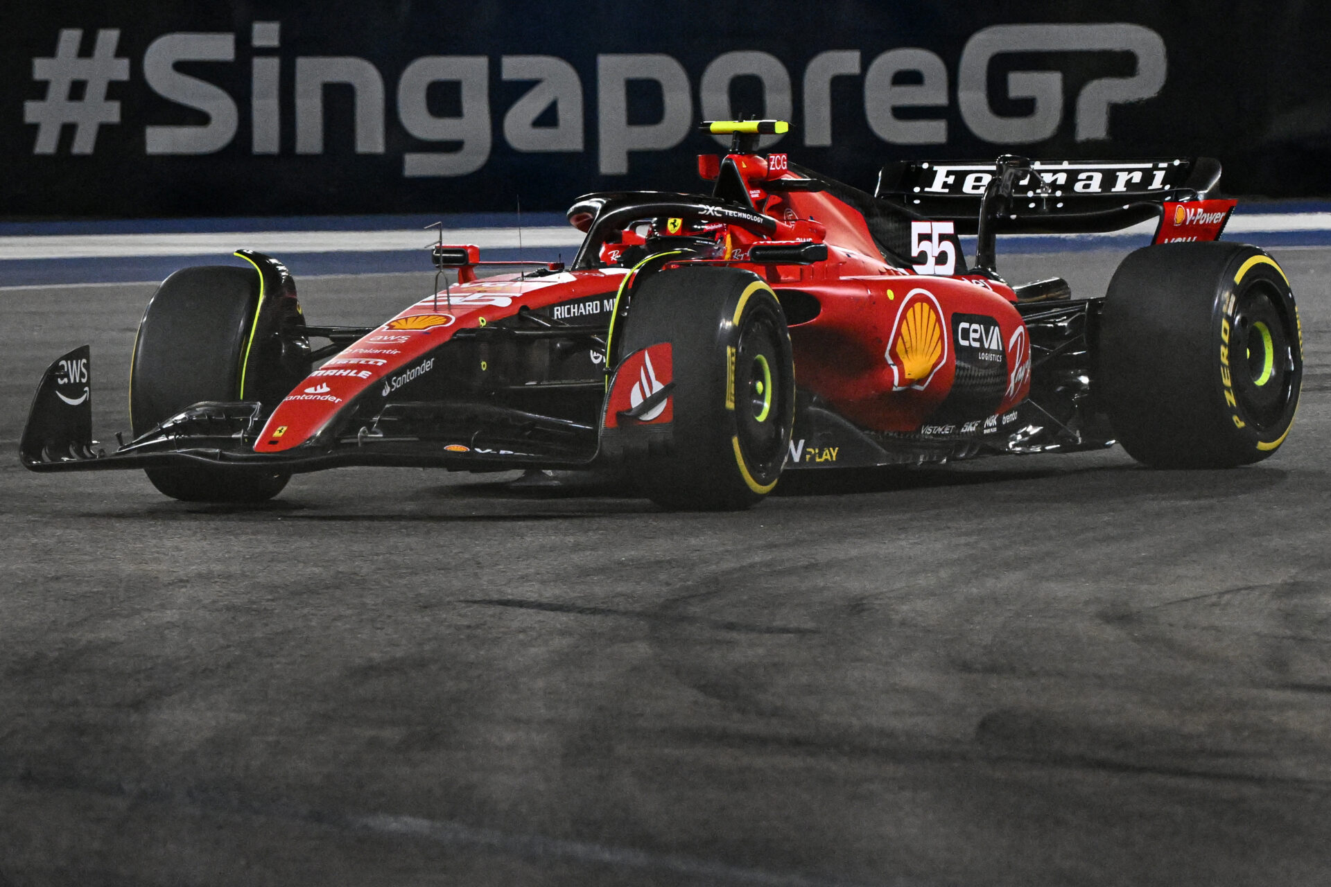 Sainz supera Leclerc e lidera segundo treino da F1 em Singapura