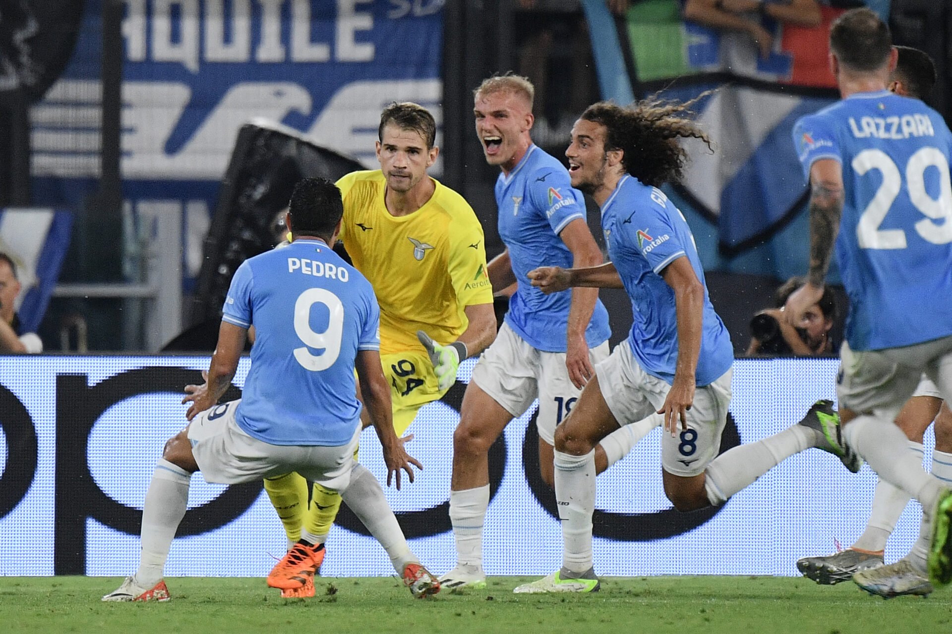 Felipe Anderson comemora gol salvador de goleiro em seu primeiro