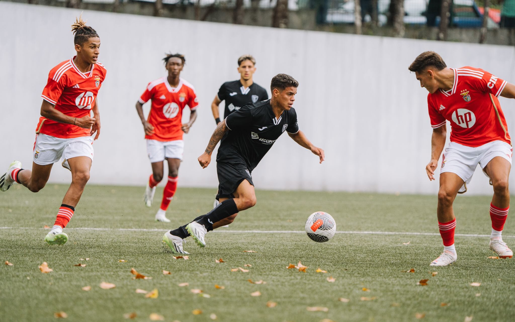 Jogador De Futebol Da High School Em Ação Durante Um Jogo No Sul