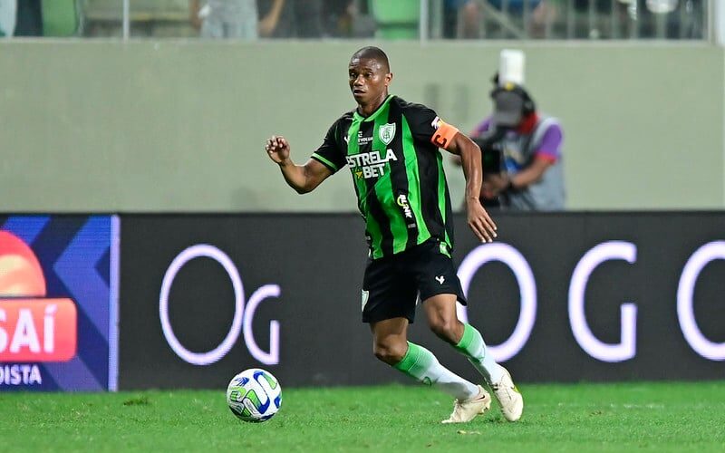 Após mandar no jogo, América tem zagueiro expulso e acaba batido pelo Vasco