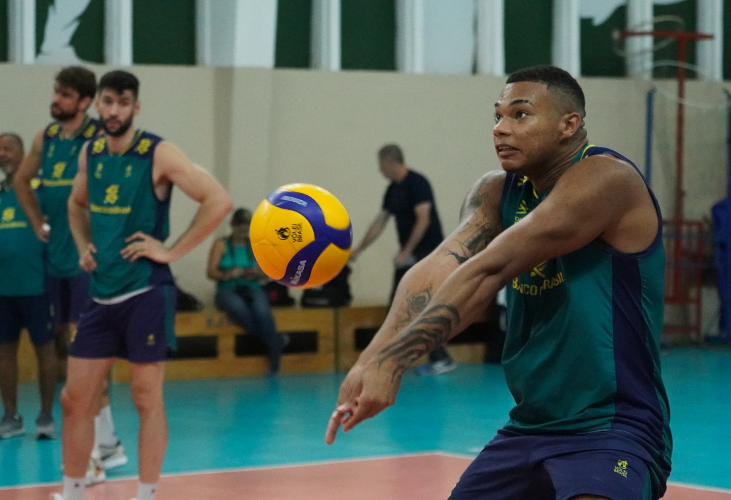 Jovem jogador de vôlei na quadra