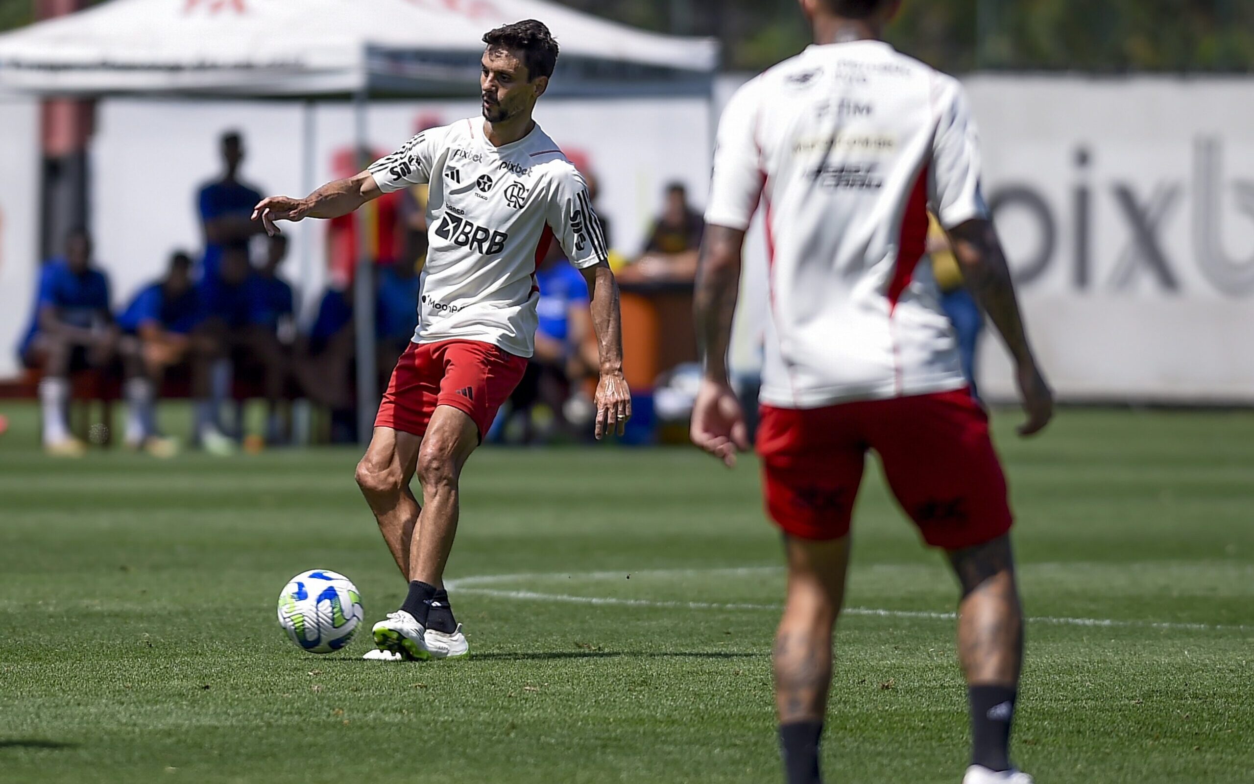 Wesley supera críticas e mostra evolução no Flamengo