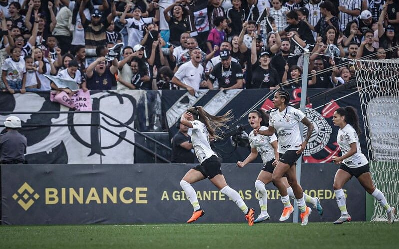Corinthians vence de virada a Ferroviária e é campeão do