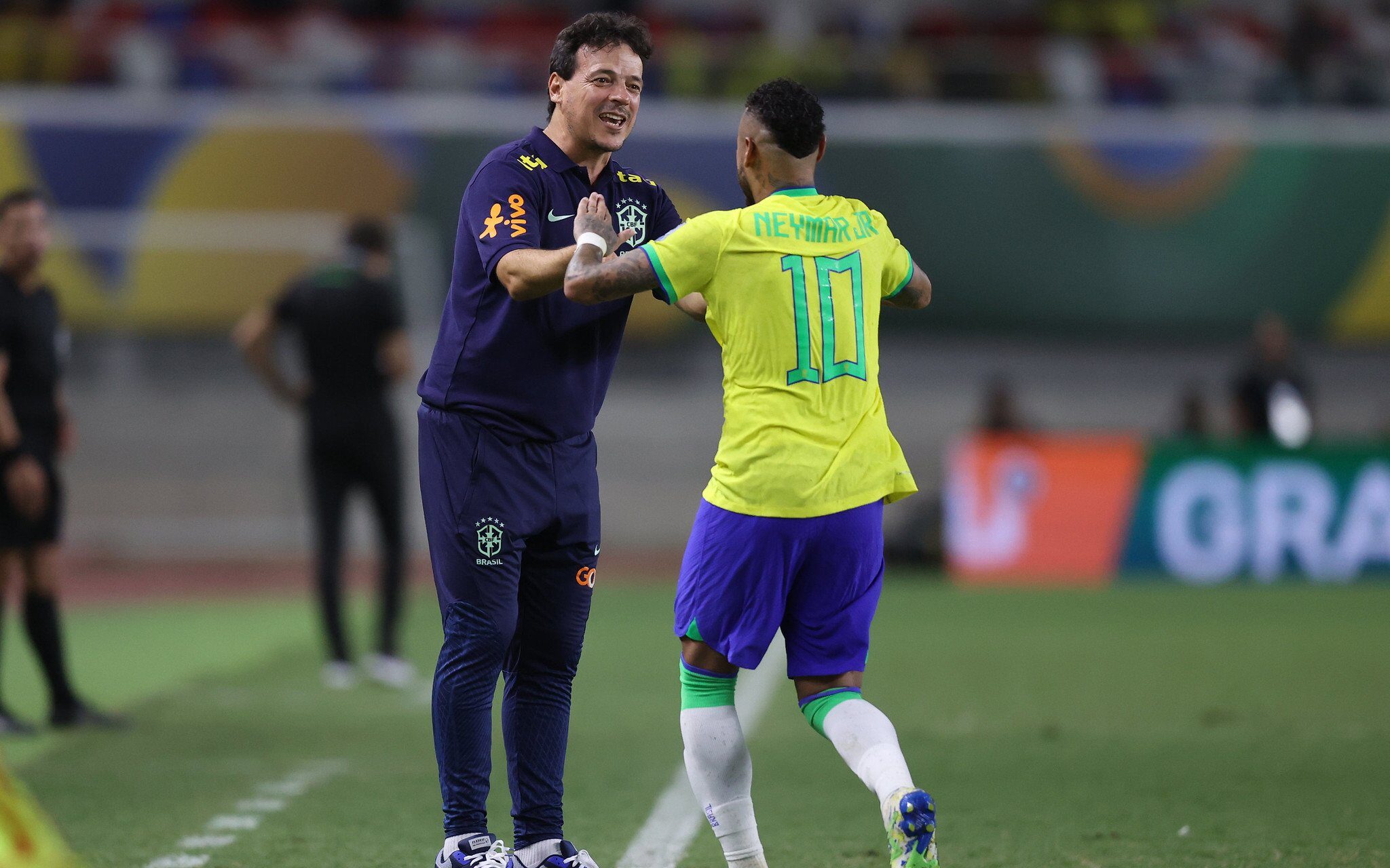 Fernando Diniz destaca calor em Cuiabá após empate com Venezuela por 1 a 1  e sai em defesa de Neymar, após sofrer ataque de balde de pipoca,  arremessado por torcedor