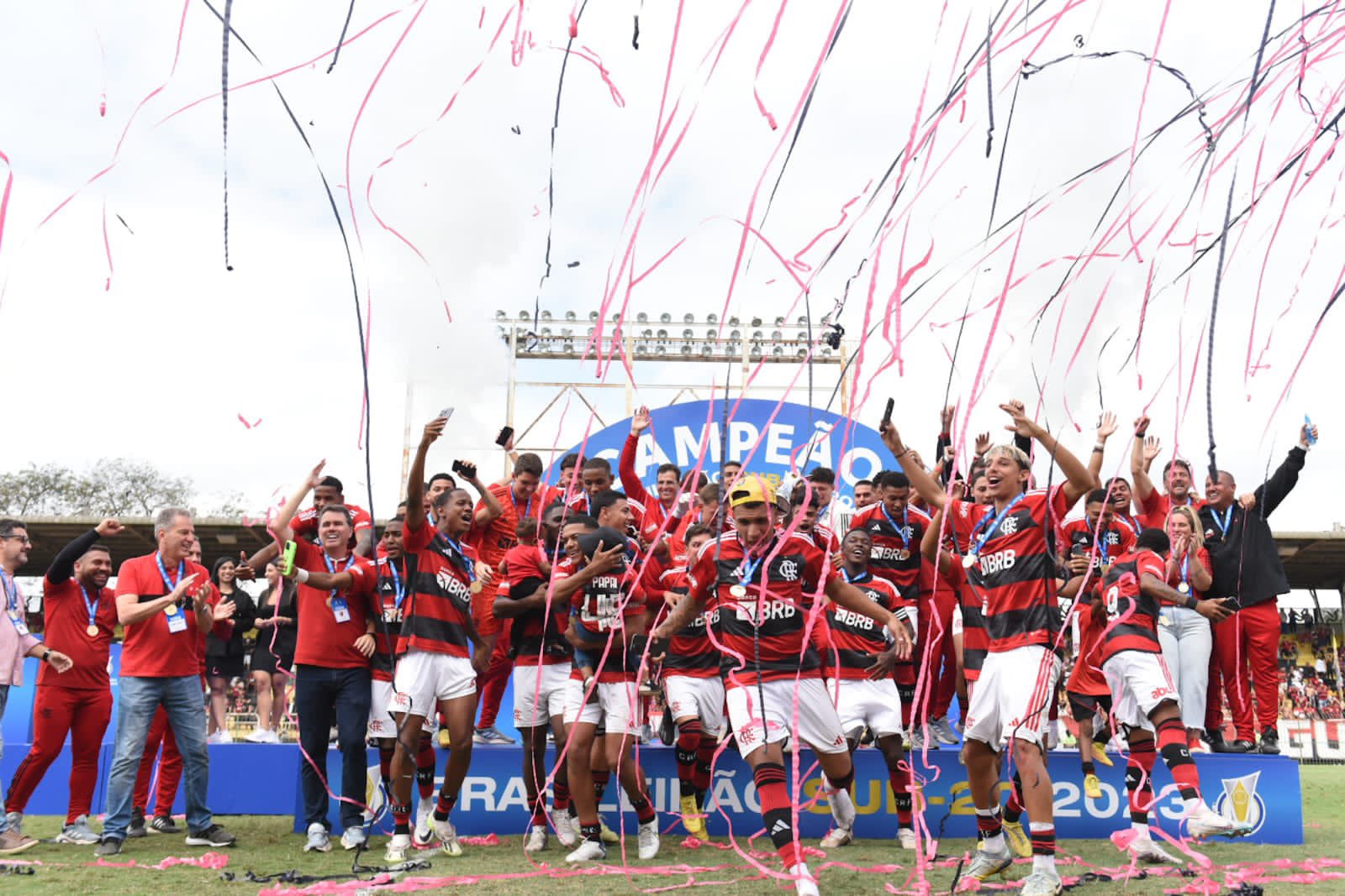 Jogadores do Flamengo entram na onda da vaquinha e fazem doações