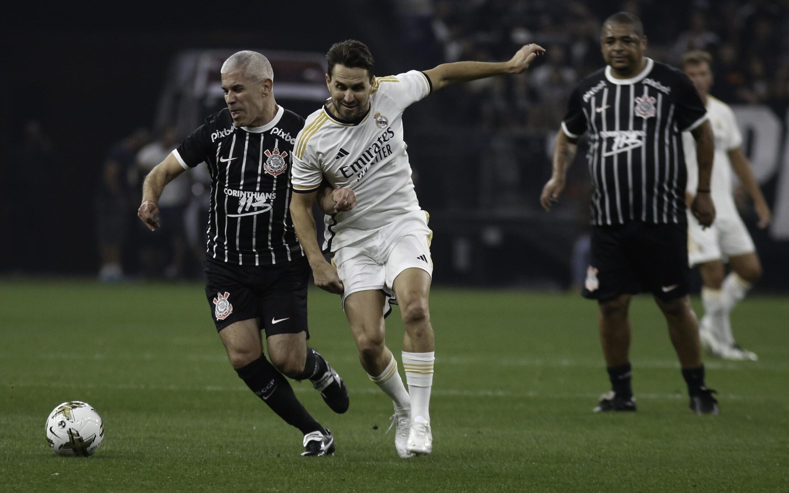 Corinthians e Real Madrid empatam em jogo festivo e repetem placar