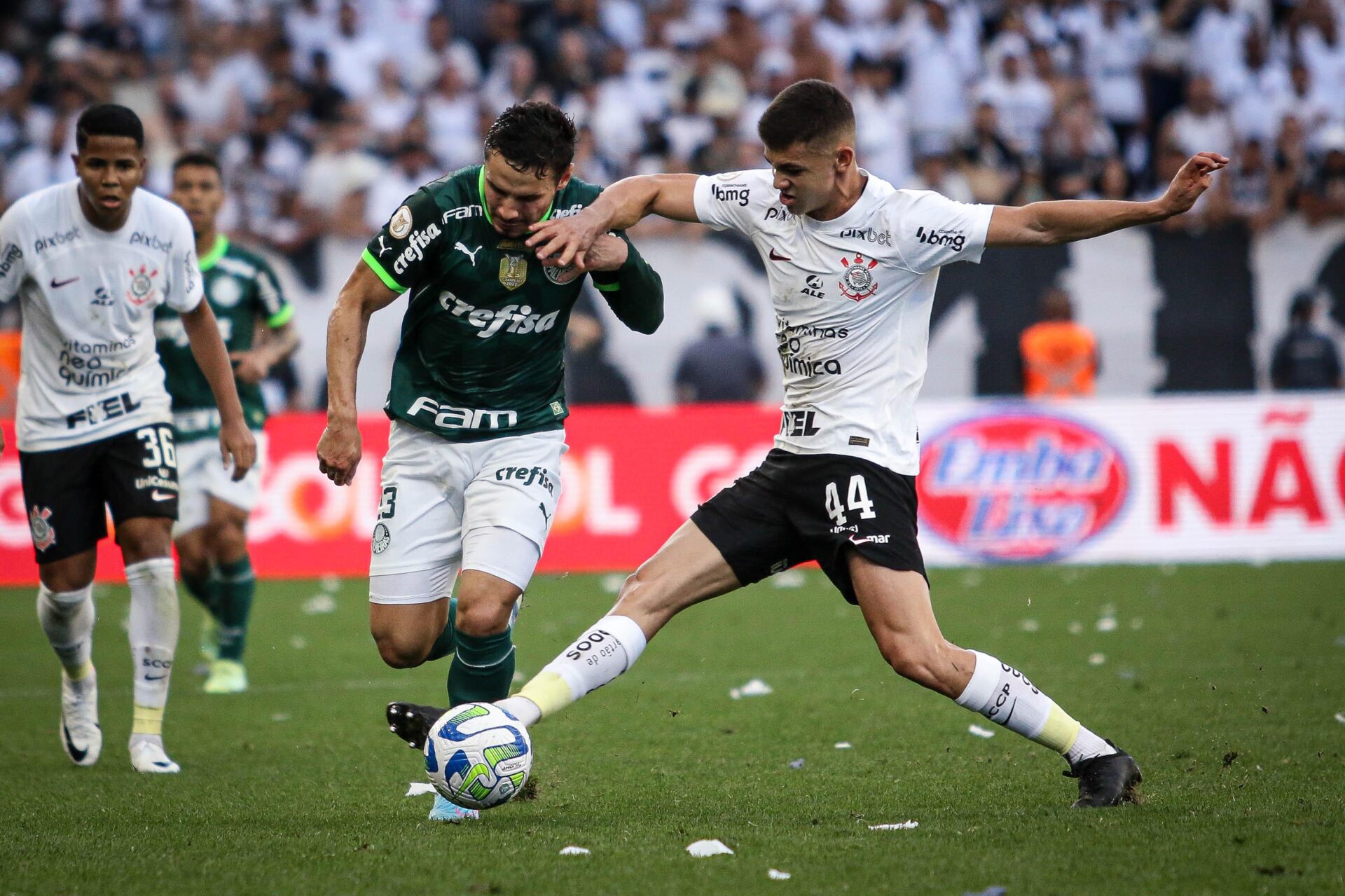 Em jogo de duas expulsões, Corinthians e Palmeiras ficam no empate