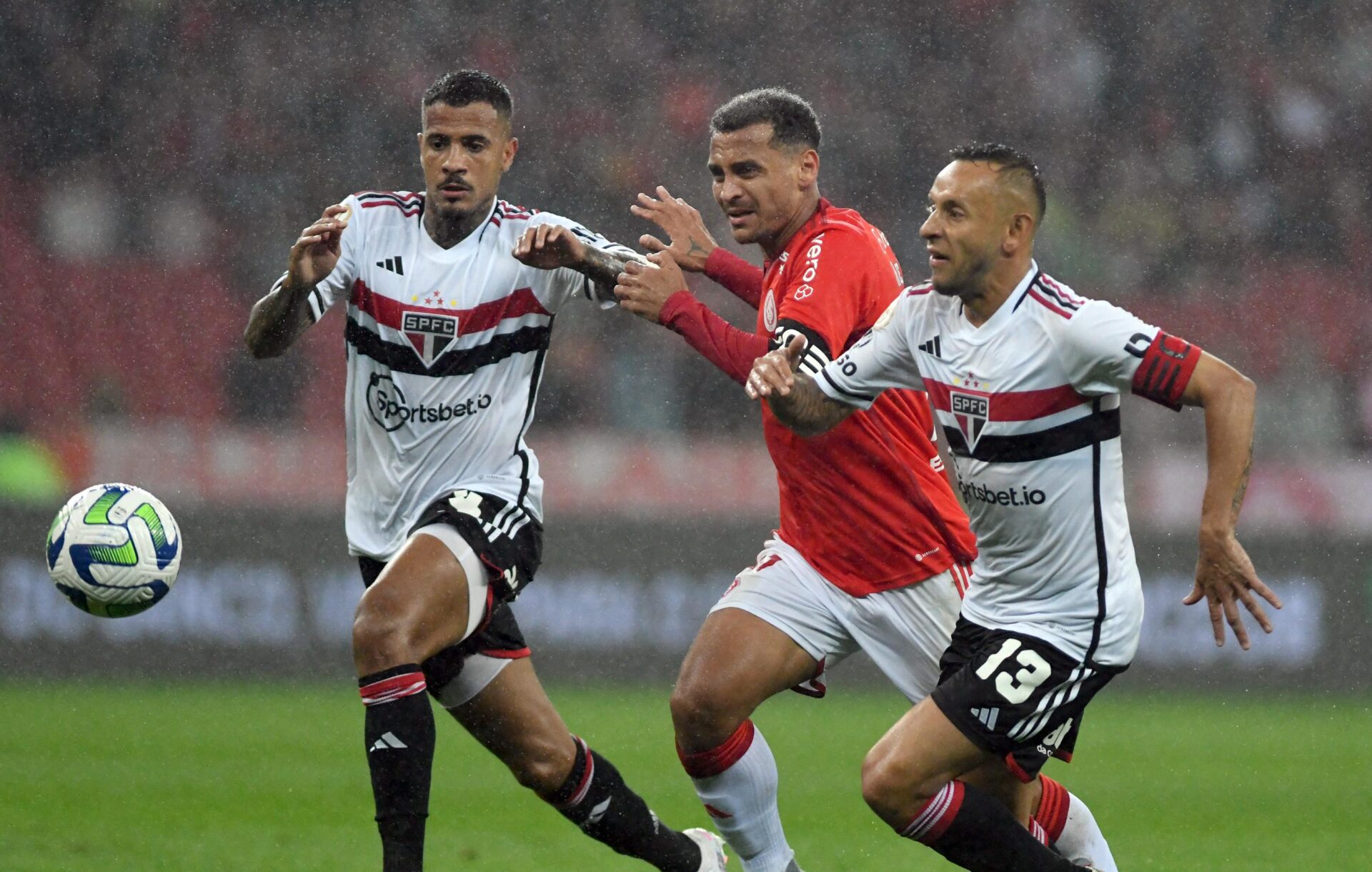 Inter e São Paulo empatam em grande jogo de seis gols no Beira-Rio - GP1