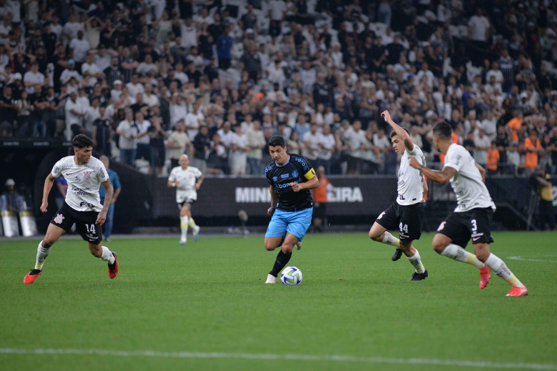 Corinthians fica no empate com o Grêmio em jogo de oito gols no Brasileirão